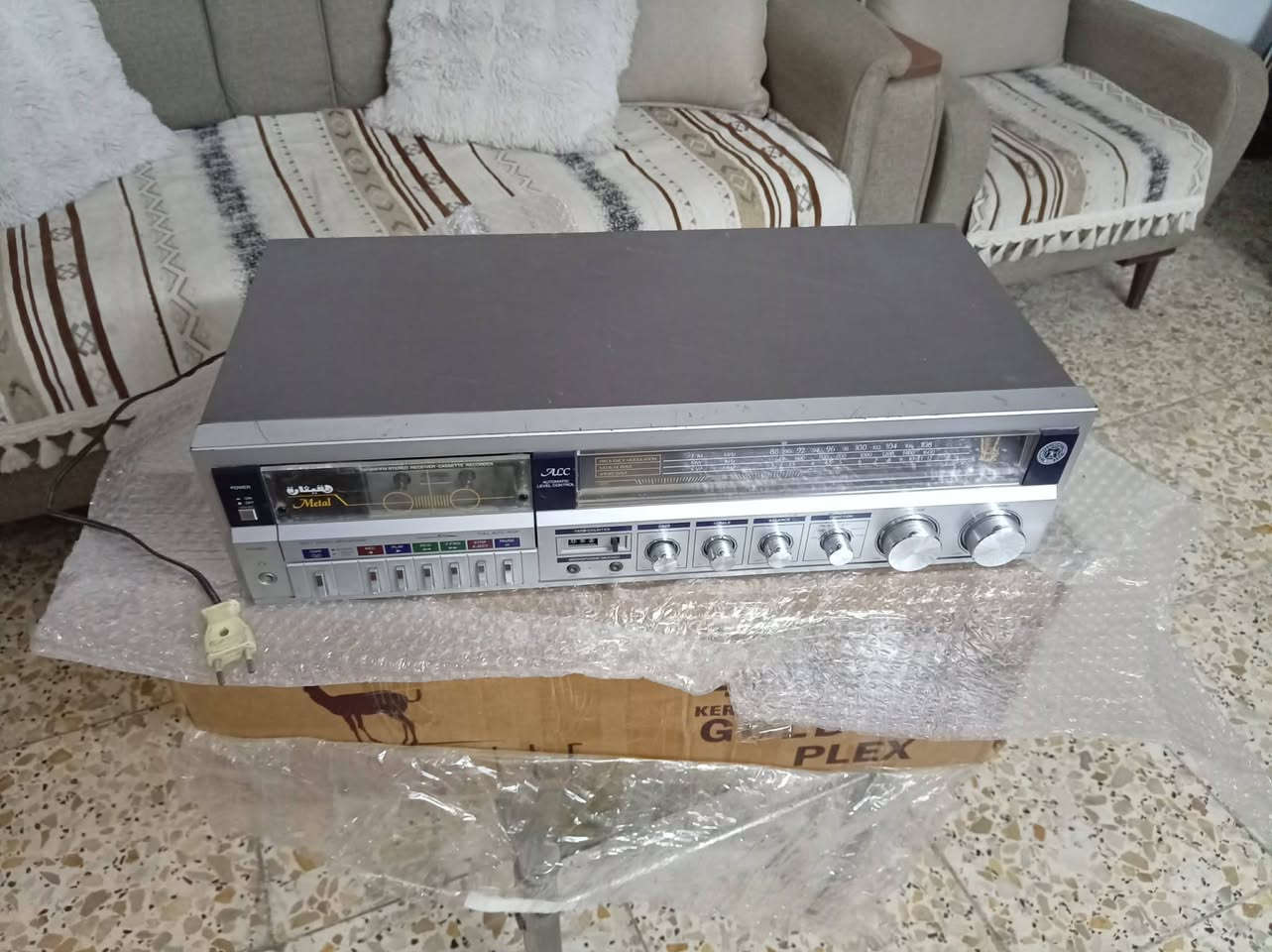 مساء الخير
جهاز قيثاره مسجل راديو سغال بالكامل نظافه 95 بالمئه مداخل تصليح فقط تبدبل قايش حتى بالك الكهرباء البلادي مال موجود مع سماعات عدد ثنين للاستفسار الاتصال ***********
