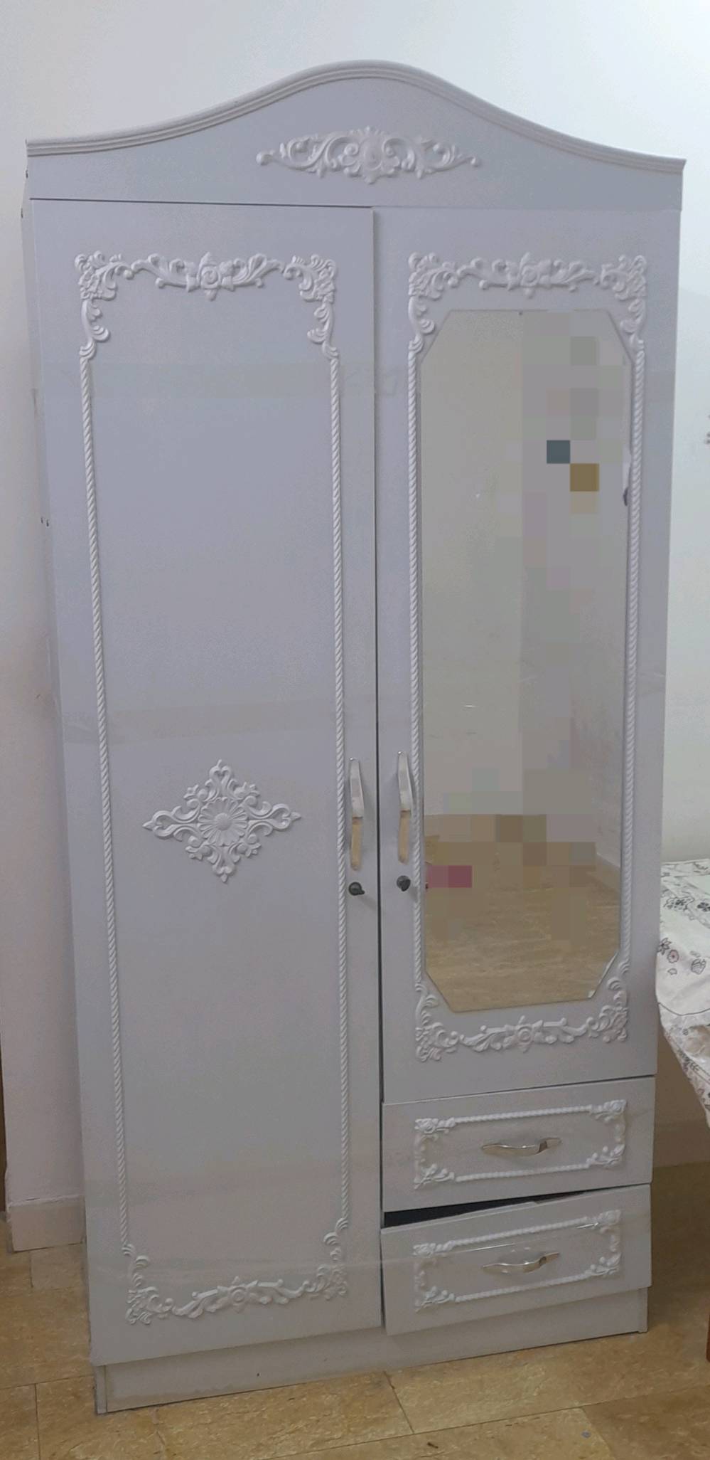 كنتور خشب صيني مستعل للبيع
بابين مع مرايه و2 مجرات
بيه ضرر بسجة وحده من المجرات تتبدل ويرجع المجر عادي
السعر 60 الف
الموقع بالكاظمية بغداد
التلفون للجادين ***********