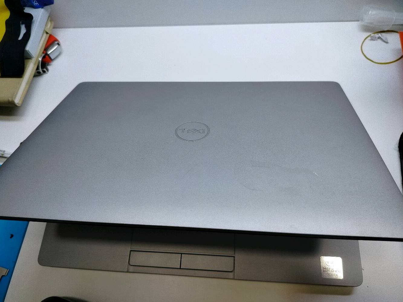 لابتوب dell i5-10 جيل العاشر
شنو الموديل الدقيق للابتوب من Dell؟ مثلاً Latitude/Inspiron شنو بالضبط؟: 
Latitude 5310
الشاشة شكد قياسها ودقتها؟ وهل هي تاتش فعلاً مثل ما مبين، وبيها أي خدش/بقعة/خطوط؟: 
14
وين موقعك داخل العراق حتى نضيفه بالوصف، وهل أكو توصيل لو استلام يد بيد؟: 
بغداد - الدورة (استلام يد بيد)
شنو الملحقات المرفقة ويا الجهاز: الشاحن الأصلي فقط لو ويا كارتونة/ماوس/حقيبة؟ وهل السعر نهائي لو قابل للتفاوض؟: 
شاحنه اصلية + جنطه + ماوس (بيها مجال بسيط)