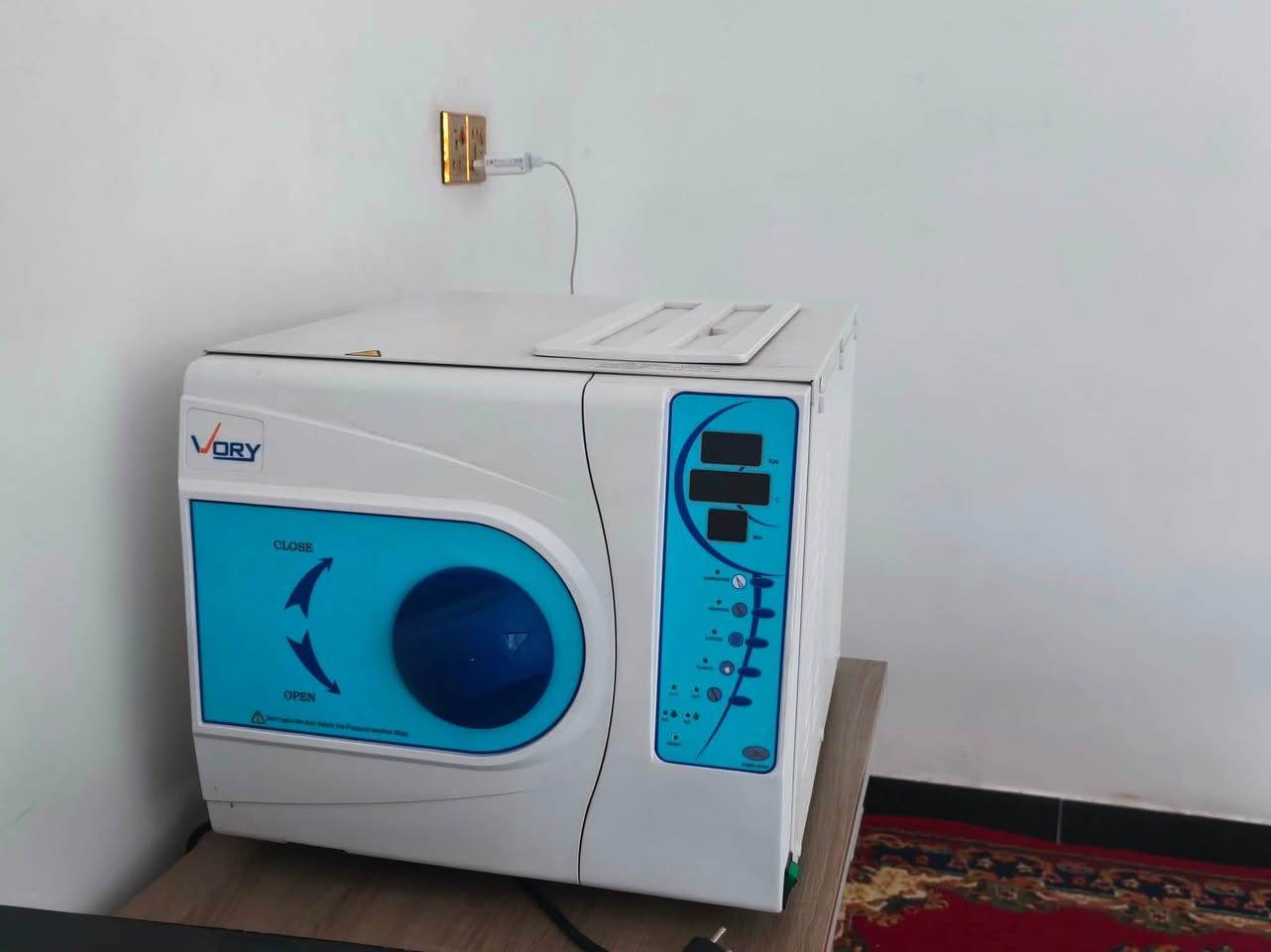 للبيع عيادة اسنان متكامله ، استعمال قليل ونظيفة وبسعر مناسب
مكوناتها :
كرسي اسنان نوع زاين 
ستول 
كمبريسر 
اوتوكليف كلاس b 
جهاز تقطير 
اشعة iTeeth iRay
سنسر 
حاسبة 
لايت كيور بورتبل 
روتري 
جهاز Gutta Cutter
كاونتر 
ميز مكتبي + كرسي دوار 
مواد اسنان 
للتواصل ***********
