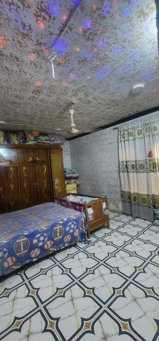 دار للبيع #طابو صرف #ركن على شارع ٢٠  يتكون من طابقين
" الطابق الأول غرفة نوم وهول ومطبخ واستقبال وصحيات داخلية وخارجية وسطح وكراج كبير
"الطابق الثاني غرفتين نوم وهول وصحيات وسطح كبير 
بناءه قديم بس مرمم حديثا 
مساحته ١٨٠ متر موقعه كوت حي الجهاد قرب شارع بيت صبر 
للاستفسار الاتصال على الرقم 
***********
***********
