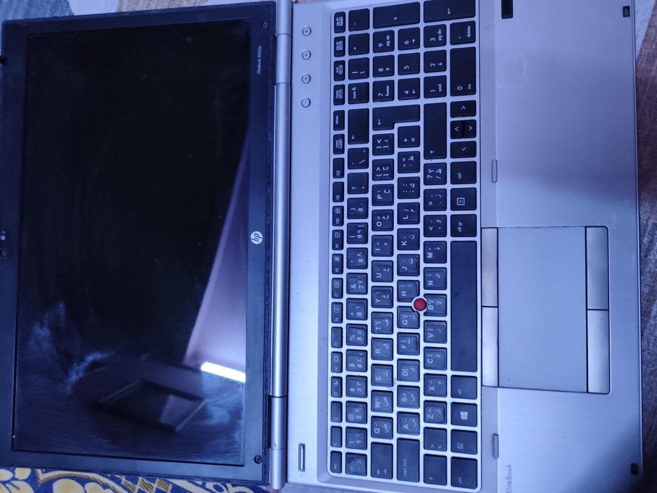 HP EliteBook 8560p i7 | SSD 220GB | AMD 2GB | بطارية وشاحن جديد | كامل الملحقات للبيع او مراوس بايباد 

للبيع لابتوب HP EliteBook 8560p بحالة جيدة ومناسب للدراسة، التصفح، والأعمال اليومية.

🔹 المواصفات:

* المعالج: Intel Core i7-2620M 2.70GHz
* الرام: 4GB
* التخزين: SSD 220GB تقريبًا
* كرت الشاشة: AMD Radeon 2GB
* النظام: Windows 11 Pro 64-bit
* الشاشة: 15.6 إنچ
* نظافة الجهاز: 80%

🎁 الملحقات:

* 🔋 بطارية جديدة
* 🔌 شاحن جديد
* 🎒 جنطة
* 🖱️ ماوس

⚠️ ملاحظة: السماعات الداخلية لا تعمل بسبب قطع سلك الواير، ويمكن استخدام سماعة خارجية أو بلوتوث.

📍 الموقع: البصرة
💰 السعر: 100,000 دينار قابل للتفاوض بالمعقول