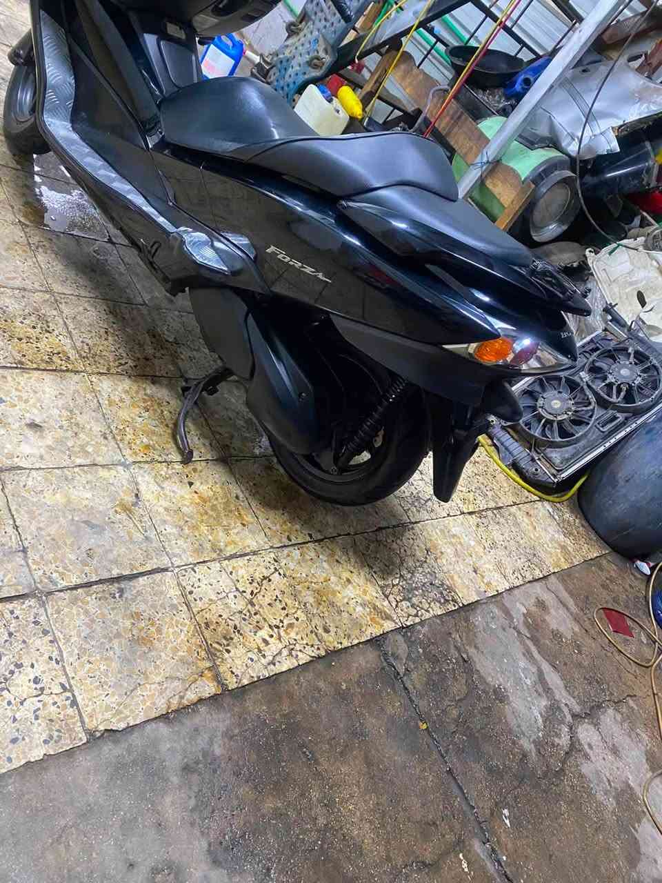 السلام وعليكم من رخصة صاحب الكروب. عندي دراجه فورزه 0 10 دراجه. جديده مكفوله من كلشي دراجه مال رميه مضاربه هواي من مآخذه وبيه أوراق كامله. كمرك مدفوع. بس ينفتح ترقيم ترقم كبل. مكاني مشتل أو أتواجد بل كراده بصمه بيه صالنصه رياضيه بلاد اجت بيه  لايت زنون بلاد هم سعر ٢٥ ورقه وبيه مجال للشراي رقم ***********
