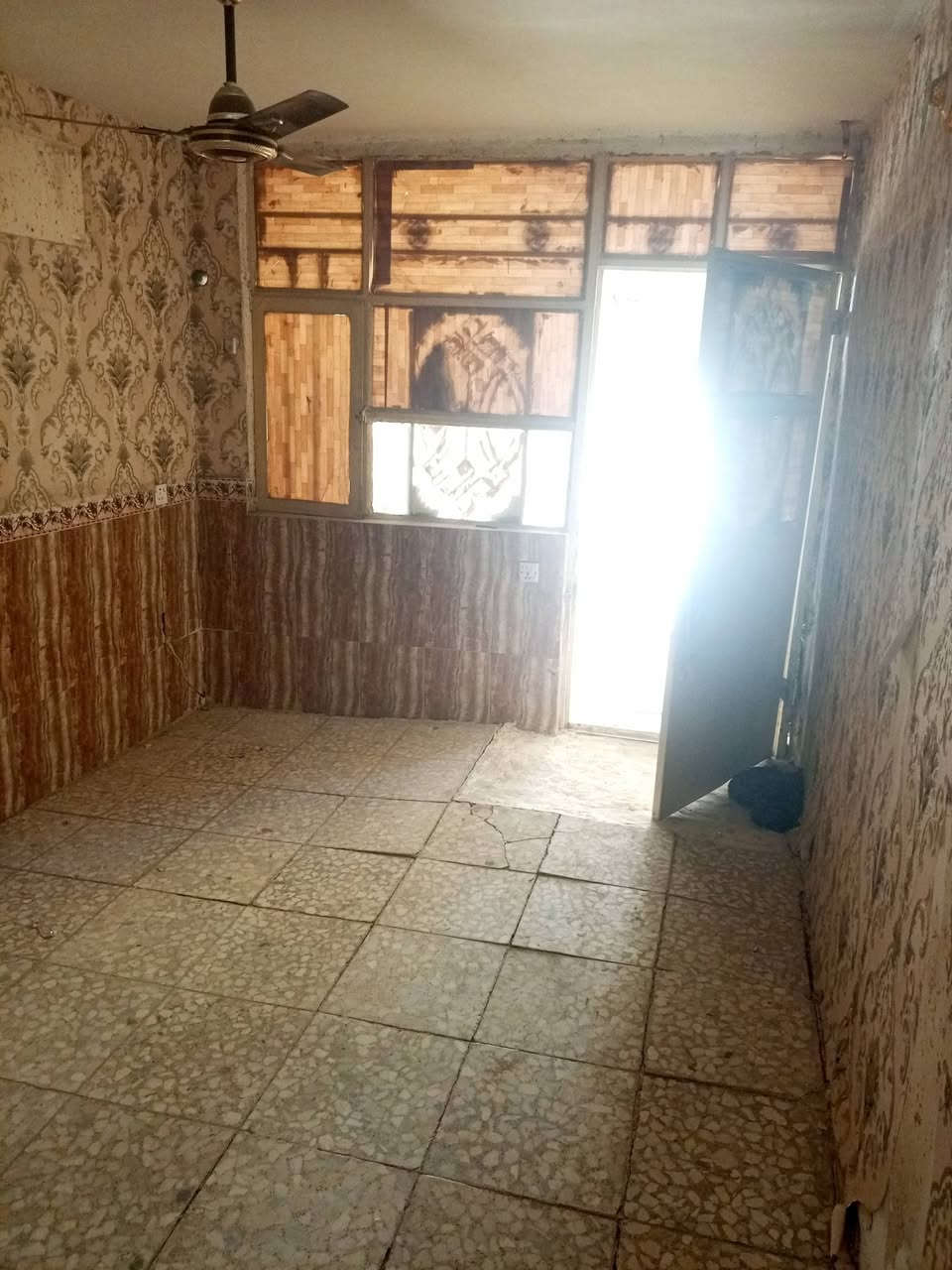 اسلام عليكم بيت تجاوز قرب منطقة ابو درع بيت كامل مابي كل نقص بس الأرضية تعبانة البيت صب مسلح شارع سكلة فرج الستفسار ***********
