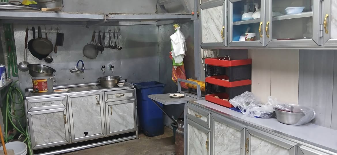 المطعم للبيع
سوق العصري شارع الاسكافيه جاهز من كلشي ابيع كامل وابيع فارغ 
***********
