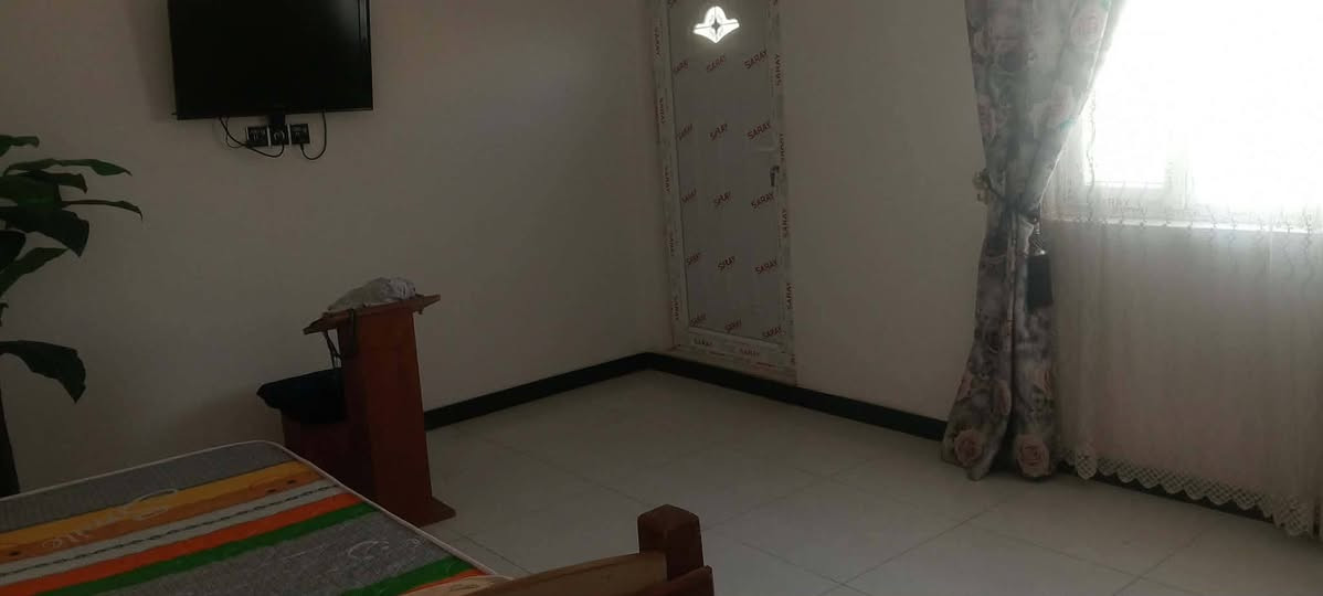 بيت للبيع مساحة 100متر مربعة بناء درجة اولى كونكريت مسلح حي الجامعة ***********

