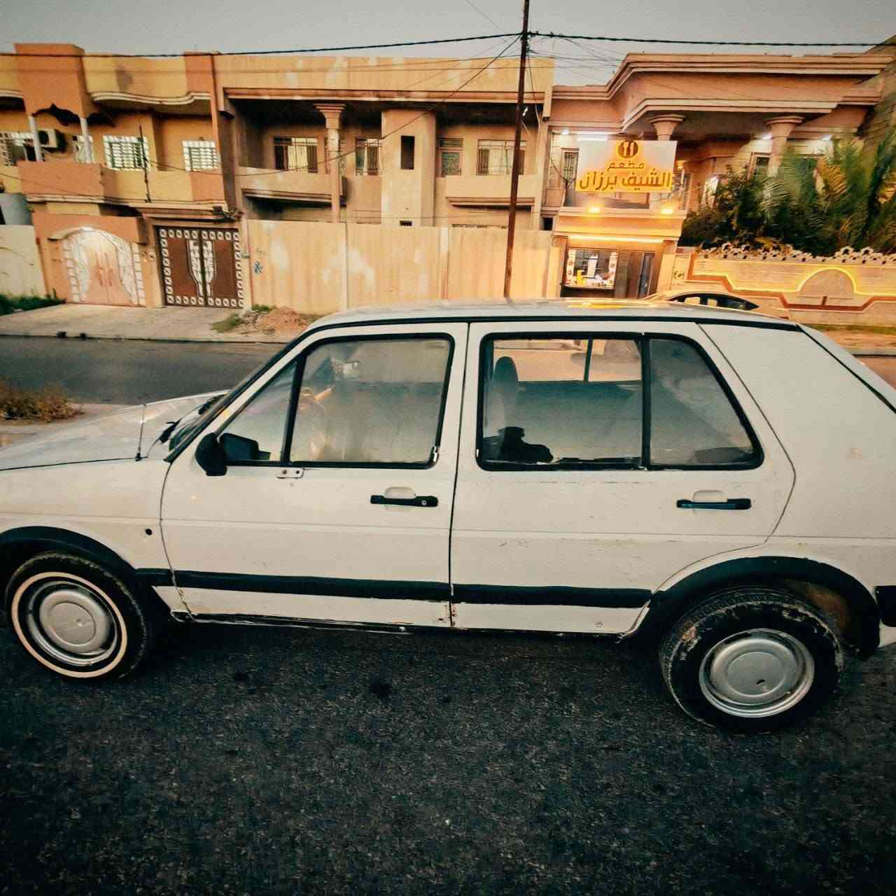 سلام عليكم كولف 1986 للبيع  محرك 08 بي بدايه صرف باتري جديد تواير اجدد كربون بانزين بيه رقم مصطرا جديد السيار جاهز وبسمي عنوان الموصل 17 تموز السعر 22 وبيه مجال ***********   ***********
