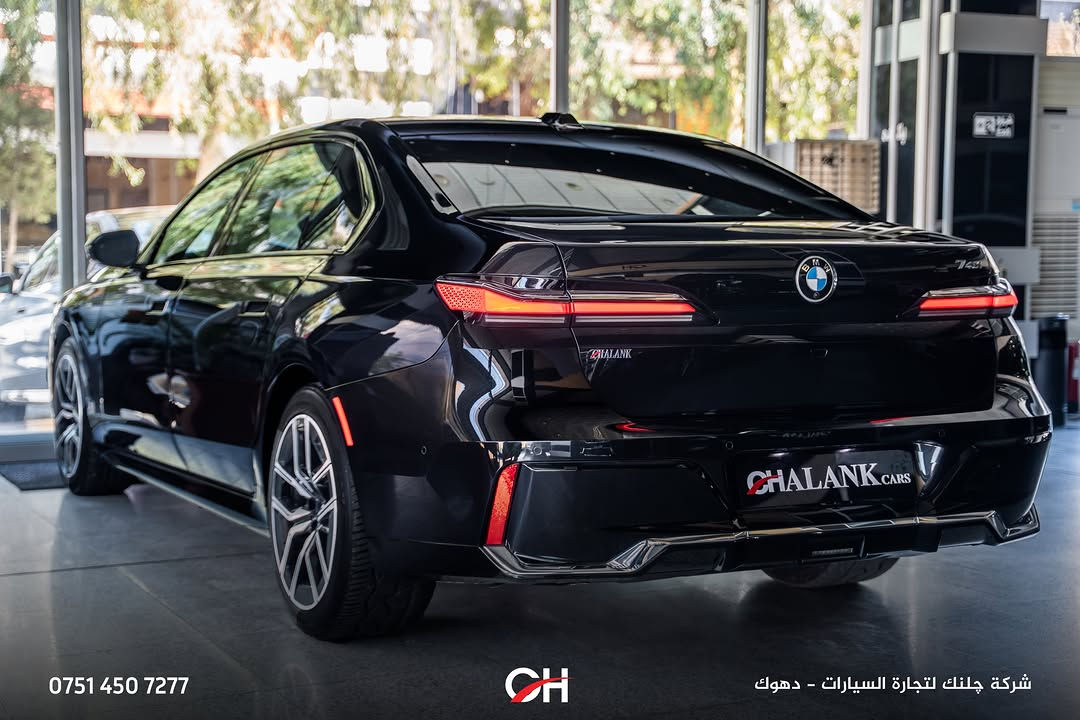 ⁨	BMW 740i

السنة: 2025
الممشى: 38,000 ميل
الحالة: USA Clean
التجهيز: Full Option
الموقع: دهوك

المحرك ونظام الدفع:

* محرك 6 سلندر خطي 3.0 لتر TwinPower Turbo
* القوة: 375 حصان
* العزم: 540 نيوتن متر
* ناقل حركة أوتوماتيك 8 سرعات
* نظام دفع RWD
* تسارع 0–100 كم/س: حوالي 5.0 ثوانٍ

المواصفات:

* فئة 740i Full Option
* BMW Curved Display
* شاشة خلفية BMW Theatre Screen
* نظام صوت harman/ kardon
* مقاعد جلد فاخرة
* مقاعد أمامية كهربائية مع ذاكرة
* تدفئة وتبريد المقاعد
* مساج للمقاعد
* فتحة سقف بانوراما
* أبواب Soft Close
* دخول وتشغيل ذكي
* إضاءة داخلية Ambient Lighting
* كاميرات 360°
* حساسات أمامية وخلفية
* Head-Up Display
* نظام قيادة شبه ذاتي
* أنظمة أمان ومساعدة السائق
* مصابيح LED
* جنوط ألمنيوم
* ناظور ليلي

📞 ***********
شركة جلنك وليد صبري – دهوك

#Chalank_cars_duhok⁩

نص مكتوب في الصور:
- *********** CH شركة چلنك لتجارة السيارات - دهوك
- *********** شركة چلنك لتجارة السيارات - دهوك