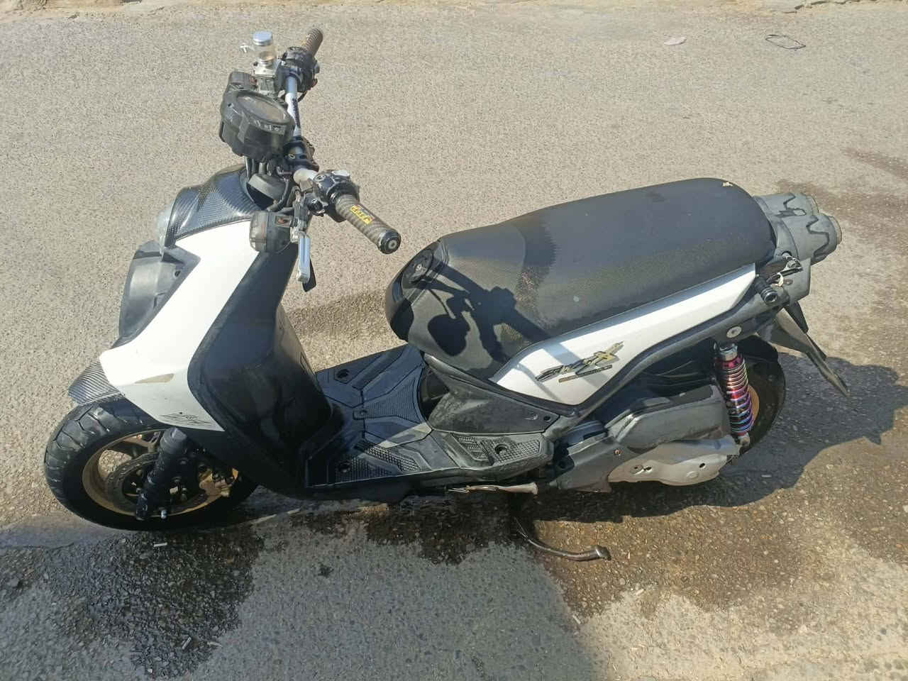 سلام عليكم شباب دراجه سكنس فحل خير من الله دراجه كلشي بيه مكفول من طول الطول فقد دبل خلفي مبدل تزود دراجه نضيفه و مكينه تخبل السعر مليون و 200 مكاني العماره الماجديه متواجد مازنجر و واتساب ***********
