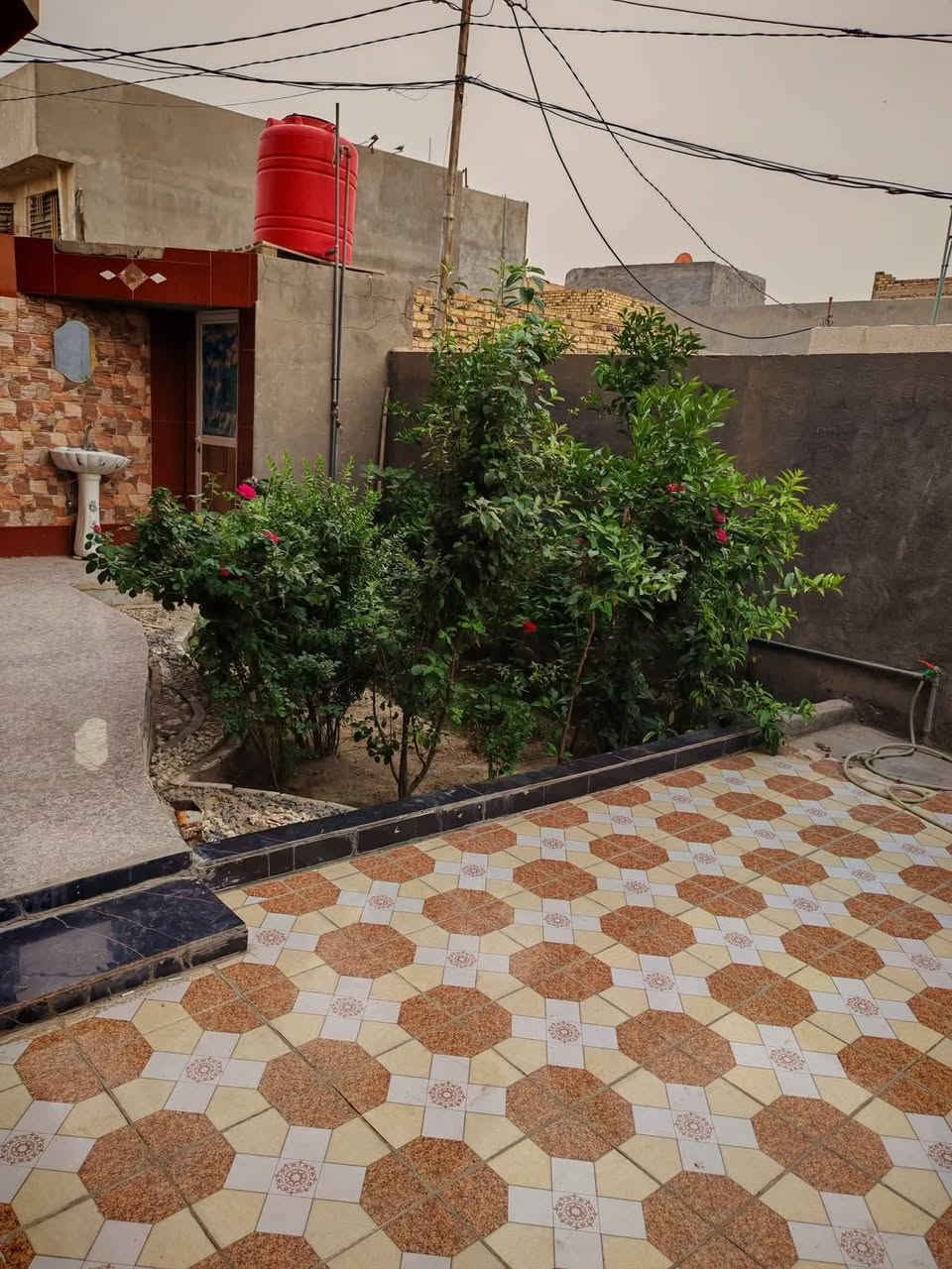 بيت مساحته 200متر طابقين بناء طابوك صب طابو زراعي سند25
العنوان ورديه شارع 30 الخدمي الذي يربط بين الحولي والسكه كل الطرق  توصل اله وطريق اخر نزله سعد بيجو عبر السكه هواي طرق اله  بيت فول
يتكون من غرفه كلدور صاله مطبخ مجمع صحيات داخلي وخارجي مع كراج وحديقه وفوك ثلاث غرف وكلدور 
مكتب وعقارات الوارث
***********
