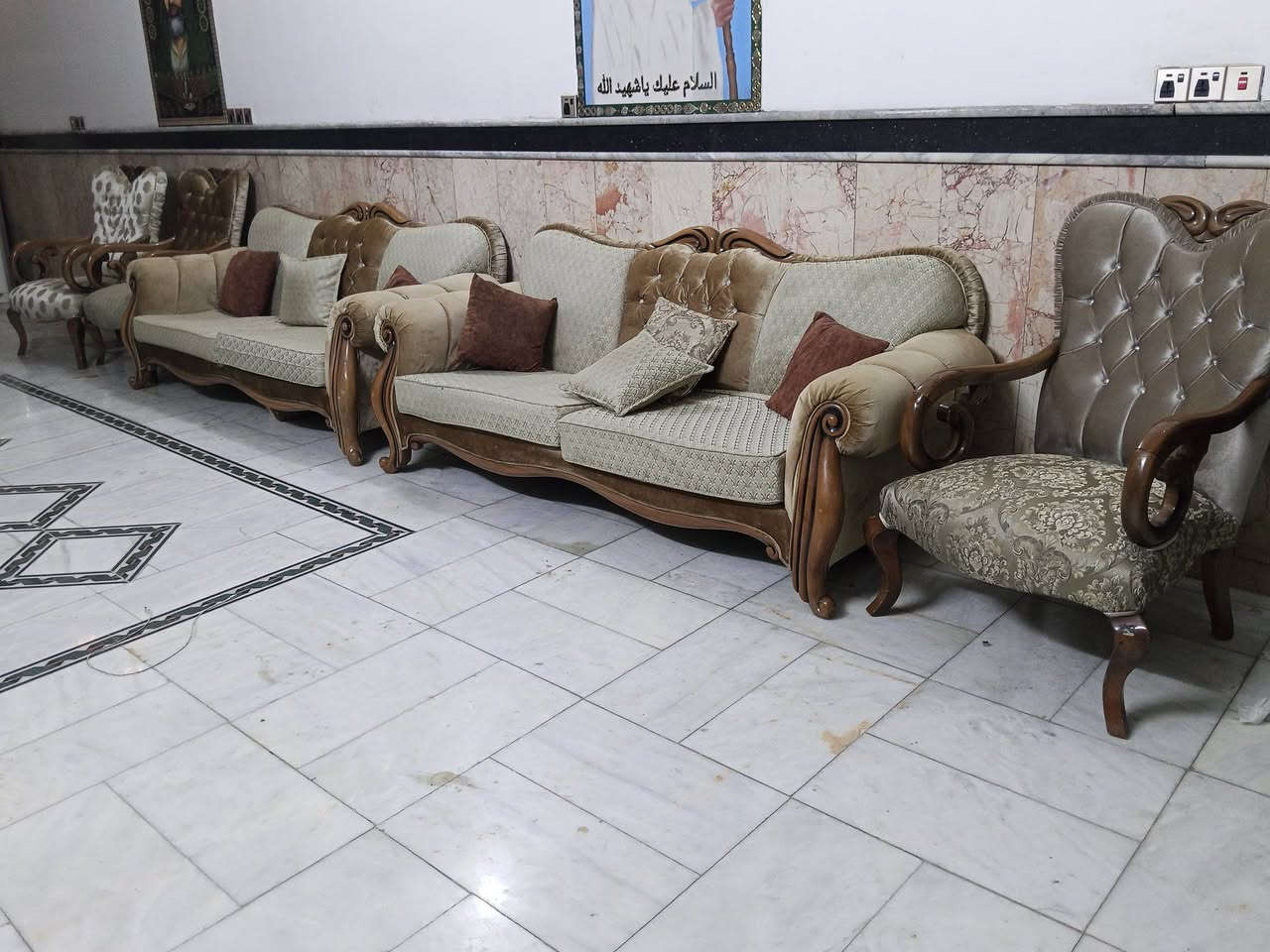 سلام عليكم اغراض بيت مستعجل على بيعتهم تخم تركي 18 مقاعد  نضيف جدا وكاونتر كامل نضيف جدا  فاترينات انتيكا قديمه كلش مكاني بغداد ***********
