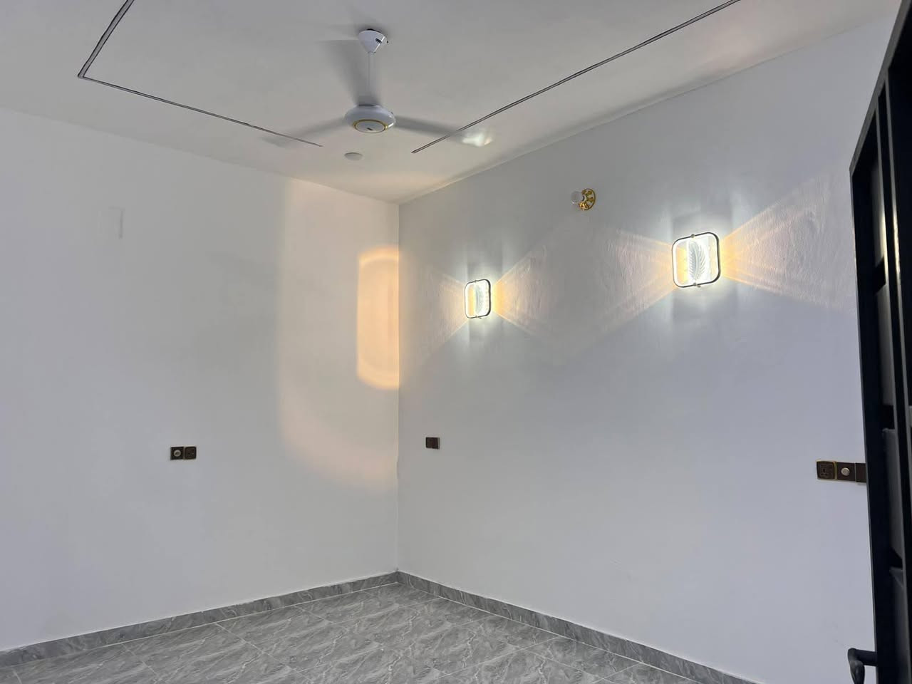 دار للبيع المساحه 100متر مربع
10*10 بصف الركن
استقبال ومطبخ وغرفة نوم
وصاله ومجمع صحيات كامل
وبيتونه كبير مع حمام
طابو سند 25
التحرير الزراعي محمد ليلئ
الاتصال ***********
