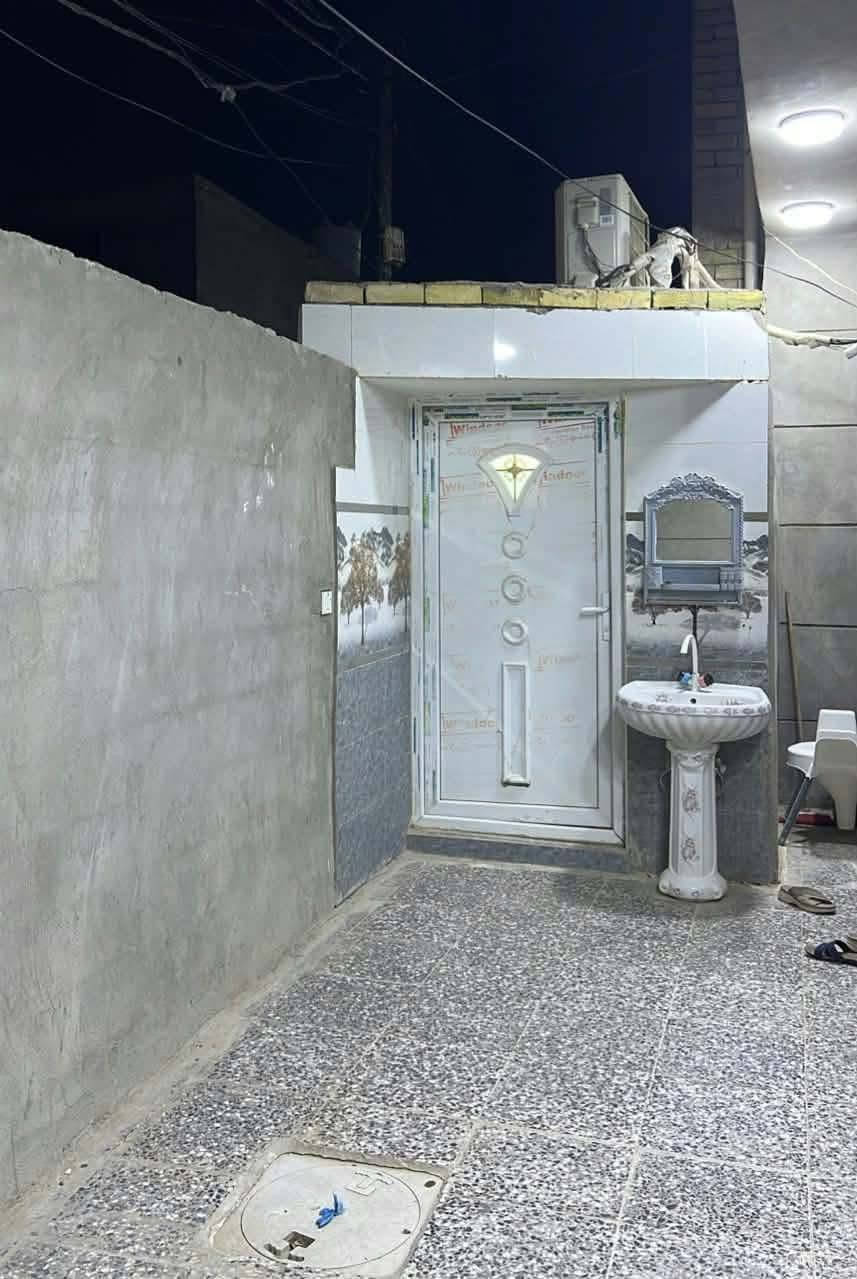 سلام عليكم البيت للبيع مساحة 105م ثلاث غرف نوم وهول ومطبخ واستقبال البيت كامل ومتكامل من كلشي والبيت طابقين بيت بناء جديد طابوق واساس كونكريت العنوان جسر ديالى جديد الكرغوليه قرب صالون ام بنين
