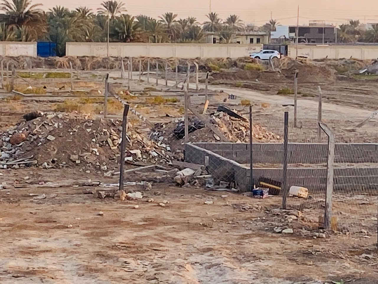سلام عليكم قطعة ارض مساحه 100 متر تبعد عن جسر جديد 100 متر قرب مجمع الرحمان السياحي على طرق جماليه قرار محكمه سند 25 السعر 25 وبيه مجال تفاصيل اكثر تصال على الرقم ***********
