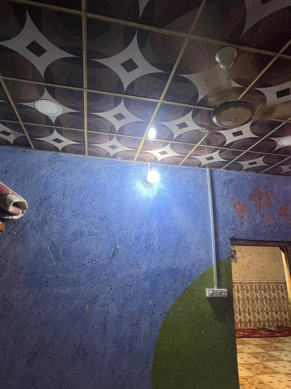 بيت نضيف في منطقه الطوبه والنخيله مقابيل سريع مديريه المرور نوع العقار حواسم
يتكون من 4غرف ومخزن ودوانيه ومطبخ وصاله كبيره  ومشتملات وكراج كبير ومقابيله قطعه تابعه للبيت 
سعر خاص
رقم الهاتف ***********
