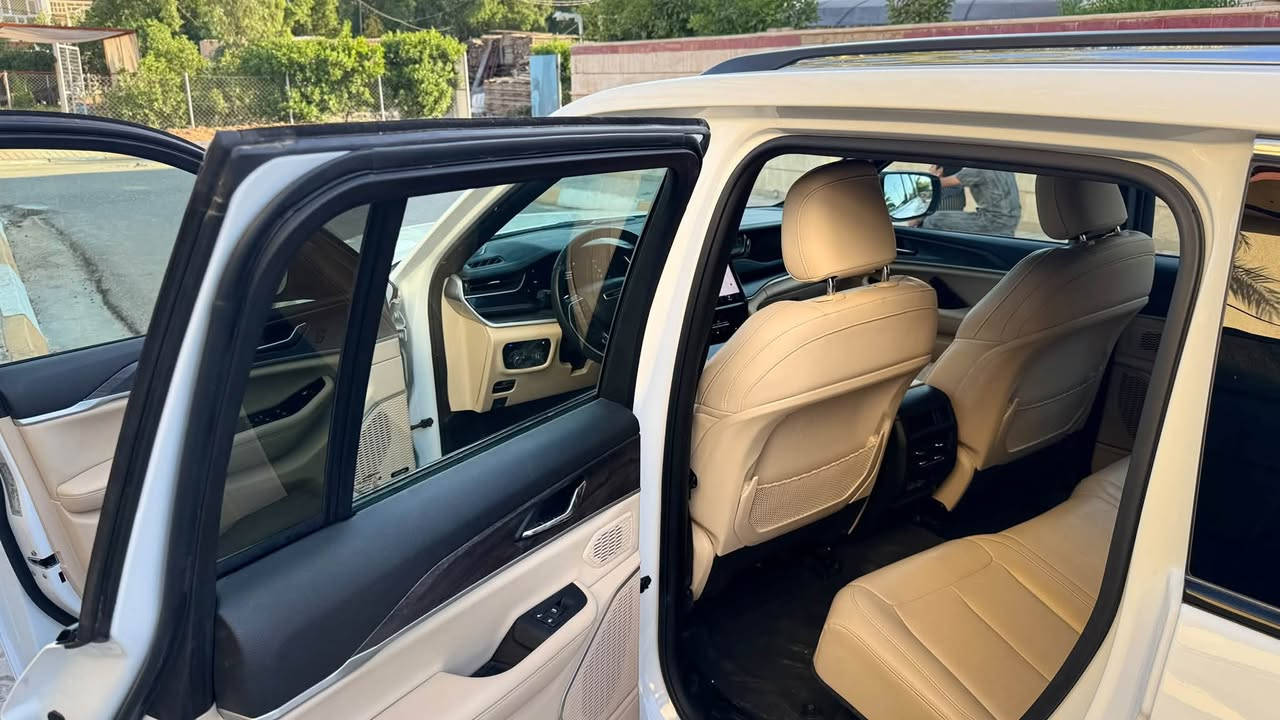 للبيع..للبيع..للبيع فقط..

** Jeep Grand Cherokee/Limited Hybrid 4xe**

- موديل 2024

- ثلاث شاشات

- ممشى: 35000 ميل

- محرك 2.0 تيربو هايبرد ٣ أنظمة بلگ إن

-خرائط ولغة عربي

- دفع رباعي (4x4)

- گير أوتوماتيك 8 سرعات

- لون أبيض / داخل جلد لون بيجي مميز

-  3 شاشة كبيرة مع Apple CarPlay وAndroid Auto

- كاميرا خلفية

- ⁠صندوق كهرباء

- المقاعد 5 راكب

- تشغيل بصمة وعن بُعد ودخول ذكي 4 ابواب

- السيارة جديدة جدًا وجاهزة للاستخدام

🔹 ضرر السيارة// الچامرلغ الأيمن فقط بدون إيرباك 

💰 السعر: 335 ورقة 

📍الموقع: ديالى-بعقوبة 

♦️ للاستفسار يرجى التواصل على الواتس اب أو الاتصال.

***********
***********
