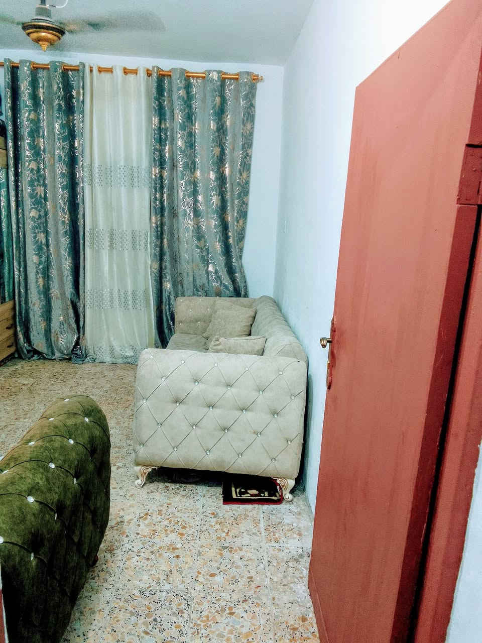 الدار للبيع...حي العمال
 قرب مدرسه الانوار الاهليه والمحكمه الجديده
المساحه 175ونص .السعر  125..بناء خلفي طابق ونص وجاهز للسكن استقبال وصاله وغرف نوم 3 
مطبخ و مجموعه صحيه 3 طارمه وترك داير البيت ***********
