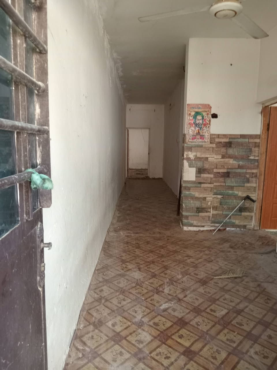 عليكم السلام مساحه١٥٠ غرفتين نوم استقبال مطبخ حمام سطح الارضيه صب البيت عايزة تنضيف لان متروك فتره الاجار١٥٠***********
