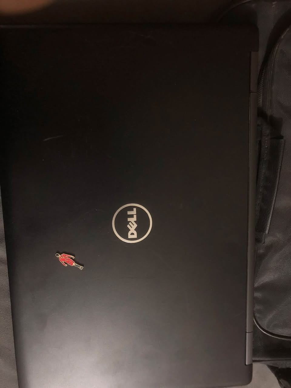 للبيع لابتوب Dell بحالة نظيفة ومع جنطة أصلية 💻💼
نوع الجهاز: Dell .  
 الحالة: الجهاز نظيف وشغال بدون أي مشاكل، والكيبورد يحتوي على أحرف عربية وإنجليزية.  
 الملحقات: يجي وياها الجنطة الأصلية الخاصة بـ Dell.  
 السعر: [200]
 المكان: الفلوجة
 للتواصل والاستفسار: ع رقم *********** ]
