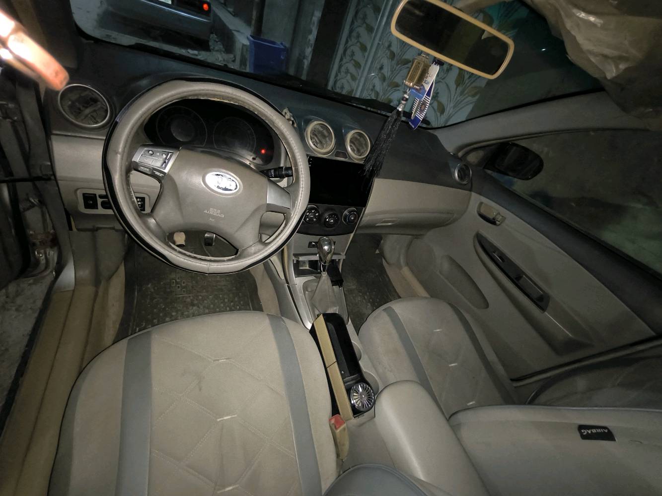 السلام عليكم byd 2013g3 
السياره حلوه وترايك وين ما يعجبك كير عادي مكينه 1600 كورلا نحله كير ومحرك مكفولات تبريد شغال السياره مصبوغه حزام ابيعك عام فول مواصفات اشاير بل مري فتحه السياره بيها ضربه بل جاملغ خلف السايق رقمي اتصل وتدلل ***********