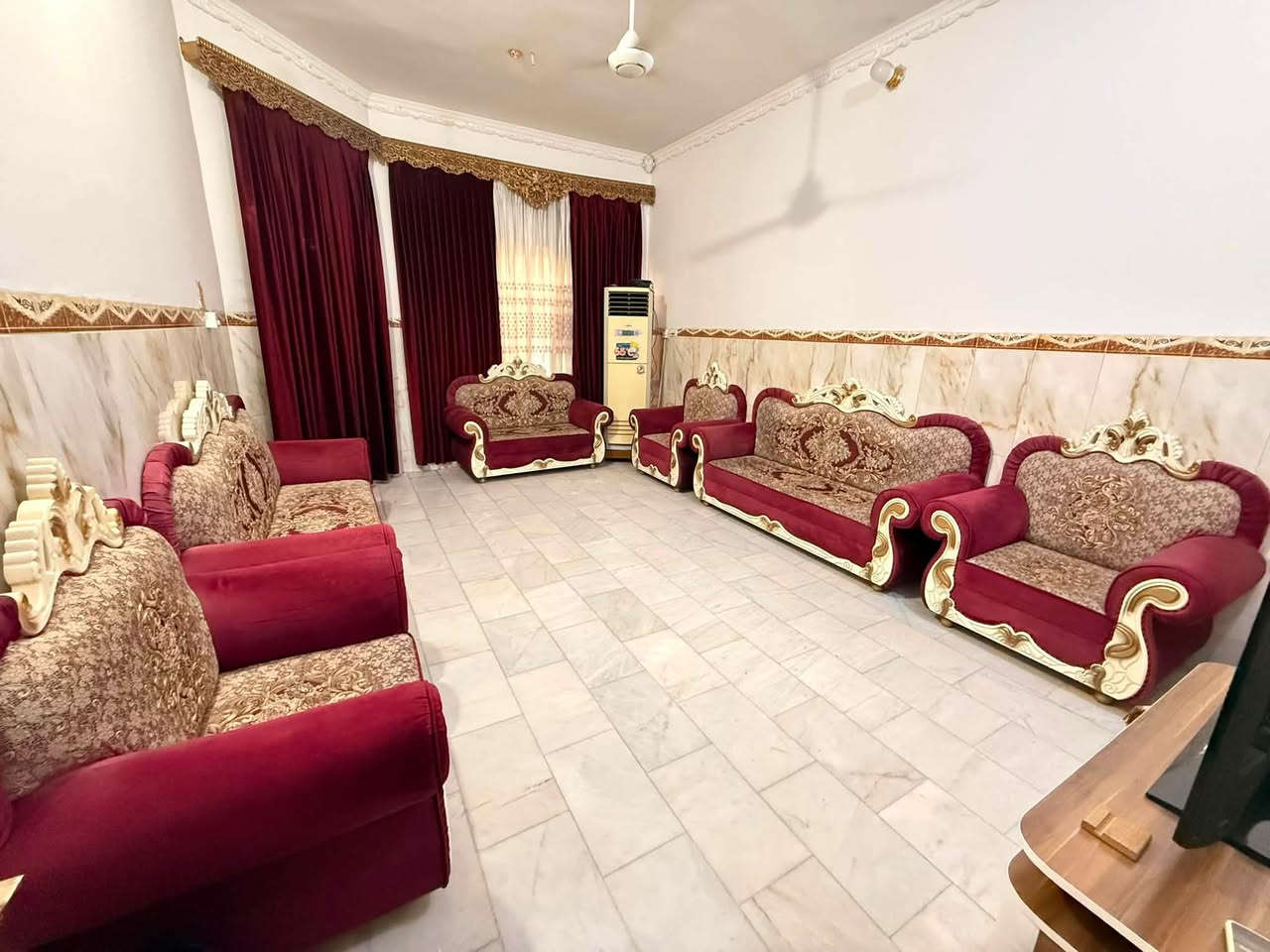 🛋️ تخم قنفات ملكي (نجارة) للبيع
نظيف مناسب للصالات والمجالس الكبيرة:
 * النوع: ملكي نجارة
 * العدد: 11 مقعد
 * السعر: 800 ألف (وبي مجال بسيط للشراي الجاد)
 * الموقع: بابل - الحلة / حي المعلمين
 * للتواصل: متواجد واتساب على الرقم ***********
