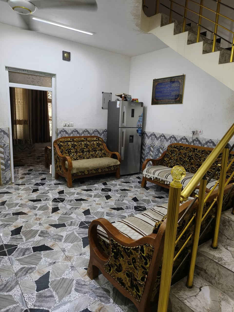 *مشتمل للبيع - 100 متر* 🏡

*📌 الموقع:*
*الفلوجة -  حي العسكري فيشارع السايدين قاطين*  
*قرب أسواق عطوفة وماركت عبودي*  
*موقع مميز وخدمي*

*📐 تفاصيل المشتمل:*
- *المساحة:* 100 متر
- *التقسيم:* 3 غرف نوم حديث
- *التشطيب:* حديث وجاهز للسكن
- *الموقع:* قريب من شارع والمدارس  والخدمات

*💰 السعر:*  135مليون مع مجال للتفاوض 

*📞 للاستفسار والمعاينة:* ***********  
*مكتب أم يزن للعقار*
للبيع بالنقد فقط أو مراوس حسب القناعة بمشتمل طابقين بداية الشهداء 
---
