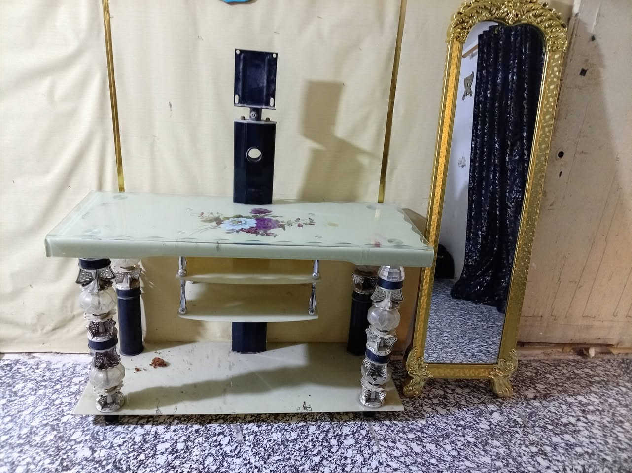 نص تخم للبيع السعر 50 ميز 15 للتصال ***********
