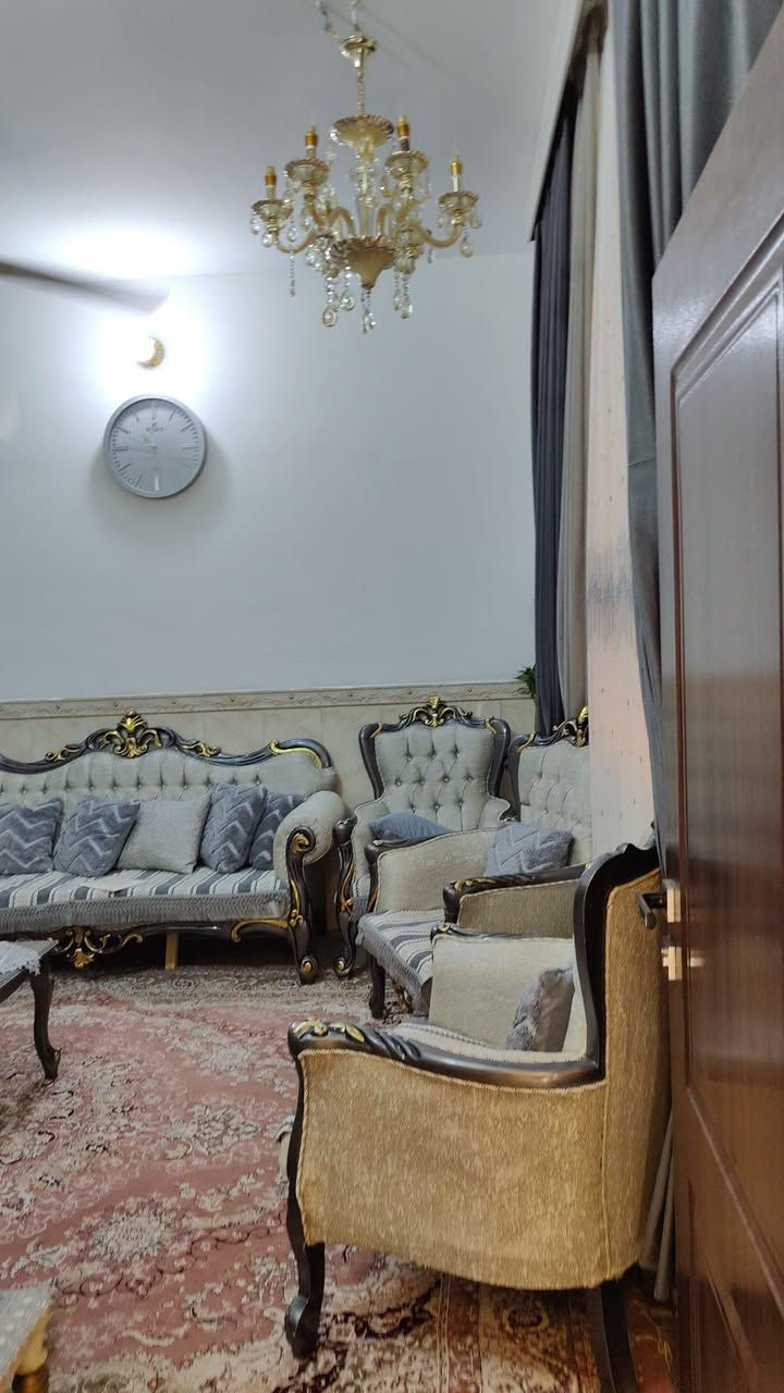 يصلح حسينيه او سكن لموقعه المميز جدا وقربه للامامين عليهم السلام مسافة 600 متر فقط وعن شارع بغداد كربلاء سايد الزوار 100 متر مجاور ركن البستان 
بيت 100 متر وجه 8.5 طابقين 🏢 اربع غرف منام استقبال صاله مطبخ بالطابقين بناء نظيف وصالح للسكن سعر 300 مع المجال للمشتري 
طابو سند 25 جميع الخدمات متوفره منطقة جدا راقيه 
***********
