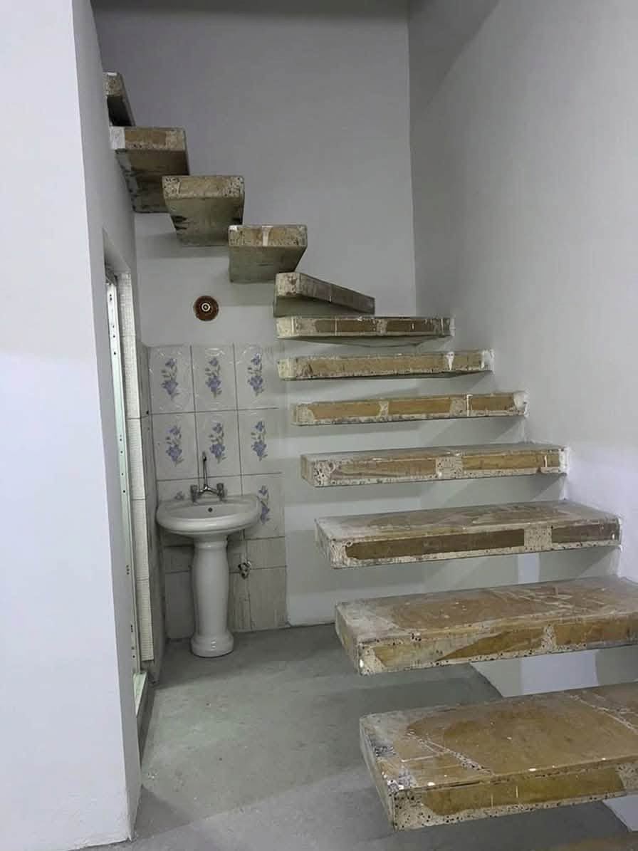 بيت للبيع في بغداد - جسر ديالى (طابو 25)
 المساحة: 120 متر واجهة 9 نزال 13ونص
 البناء: طابق واحد
 الملكية: سند طابو (25)
 الموقع: بغداد - جسر ديالى - شارع مستشفى ابن الخطيب (شارع محمد مسير)
 الخدمات: المنطقة مخدومة بالكامل (ماء، كهرباء، مجاري، وتبليط)
 التفاصيل والتقسيم:
 استقبال
 صالة واسعة
 مطبخ
 غرفة نوم
 حمام وتواليت
 منور
بيتونه سطح شتايكر
 الحالة: جاهز للسكن ونظيف جداً.
📍 السعر: 41 مليون دينار (وبيه مجال للشراي الجاد)
📞 للتواصل والاستفسار: *********** (متواجد واتساب)

نص مكتوب في الصور:
- HONOR 400