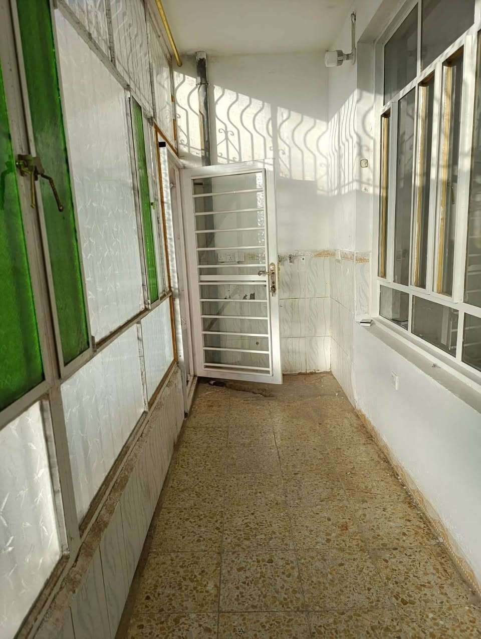 #شقةللإيجار 
المساحة ٨٣ متر مربع
 طابق ثاني 
غرفتين و مطبخ و حمام  ، سبلتين جديدات و الكيزر جديد  تحتوي أمامها بالكونه طول ٩ ونص متر وجهها على الشارع الباب معزول مع وجود خط مولدة 
للإستفسار واتساب ***********
