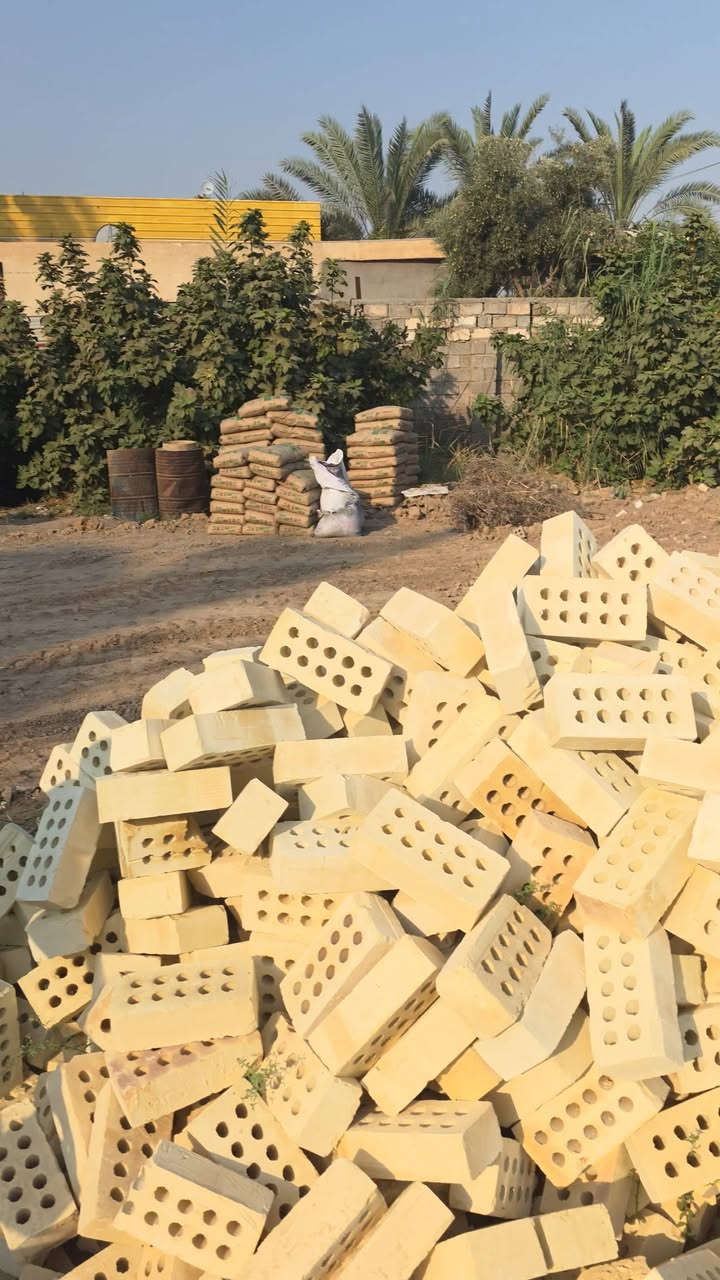 عامل متفرغ: ***********
تصعيد وتبوير مواد بناء
صبغ شبابيك و جدران 
تنظيف المنازل من الانقاذ 
او اي شيء يخص العمالة
