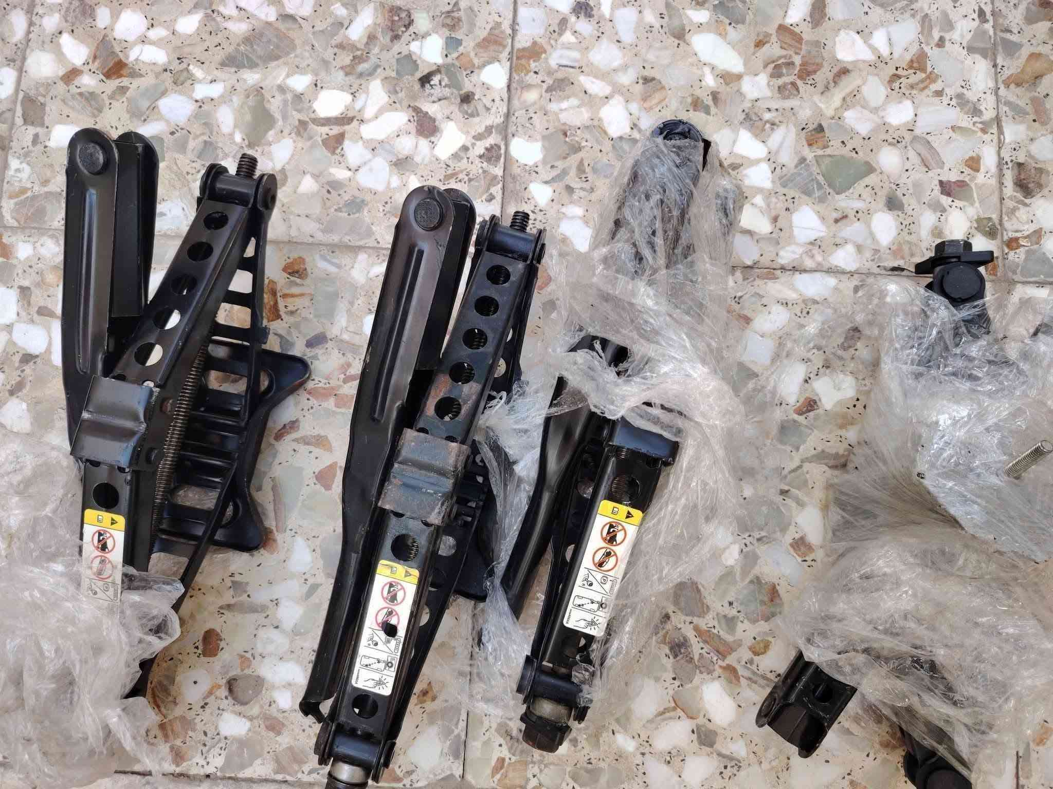 السلام عليكم 
قفل صندوك 
جك كامل 
برغي سبير 
يدات نيكل تخم وباما سعر 125
مساعد بانزين 
دكم جام صفحت اليمنه  25
سفيفه صندوك السعر 25
عنوان ميسان ***********
