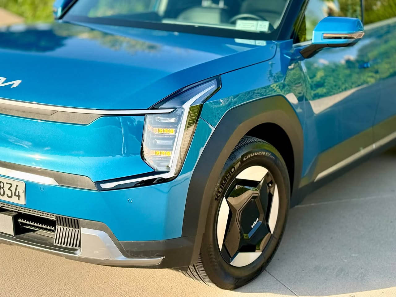 🚙 للبيع | Kia EV9 AWD كهربائية ⚡

Kia EV9 AWD 2024
فخامة، حجم عائلي كبير، وأداء كهربائي قوي مع دفع رباعي.

🔹 اللون: أزرق
🔹 الممشى: 6,684 ميل فقط
🔹 سنة الصنع: 2024
🔹 المحرك: كهربائي بالكامل ⚡
🔹 البطارية: 99.8 kWh
🔹 القوة: حوالي 379 حصان
🔹 الدفع: AWD دفع رباعي
🔹 مدى شحن يصل إلى 550 كم
🔹 3 صفوف / 7 مقاعد

⭐ المواصفات:
✔️ محركان كهربائيان Dual Motor
✔️ دفع رباعي AWD
✔️ بطارية كبيرة 99.8 kWh
✔️ عزم يصل إلى حوالي 700 Nm
✔️ شحن سريع 800V
✔️ فتحة سقف
✔️ شاشة داخلية كبيرة
✔️ أنظمة أمان ومساعدة متطورة
✔️ كاميرات وحساسات
✔️ مثبت سرعة متكيف
✔️ نظام المحافظة على المسار
✔️ تشغيل بصمة
✔️ والعديد من الإضافات الأخرى

🔧 حالة السيارة:

✅ السيارة بدون صبغ (جاملغ أمامي يمين مبدل نفس الون فقط )
✅ جميع الأيرباكات أصلية 

🔑 رقم الشاصي:
KNDAFFS53R6045930

💰 السعر: $26000 
💬 قابل للتفاوض بعد المعاينة

📍 الموقع: أربيل

📞 للاستفسار والتواصل:
***********
واتساب / اتصال / فايبر

