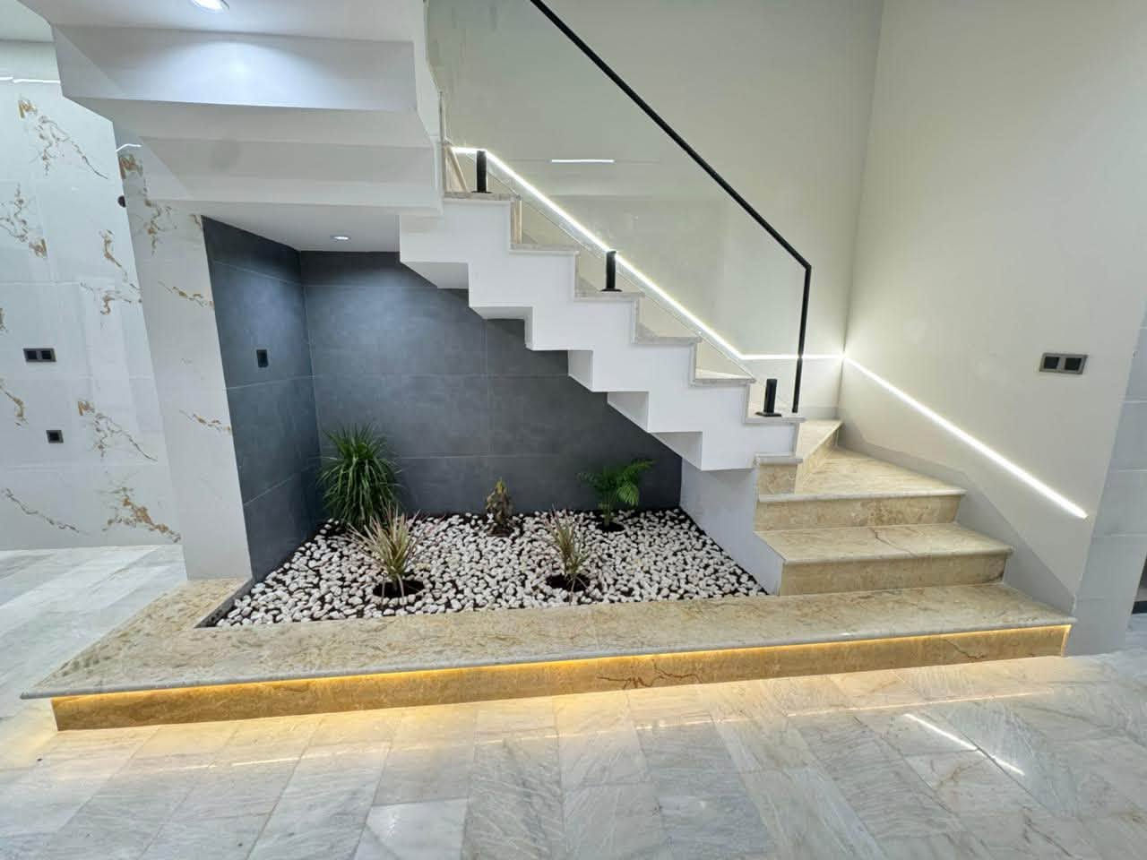 عرض رقم (65)   نـادر  الاولـى 
🏗️🧱 دار حــــديث للبيع " طابو ملك صرف
" 
فـٓــــي نـادر   الأولى 
_________________
مساحـــــة  الـدار 187,5متر  

الــواجـهـة 7,5 مــــتر
 الـــــــنزال 25 مــــتر 

البناء حـــــــــديث جداً 

🔹 عرض الشارع 10 مـتر 

🔹 يتكــون طابقيــن
🔹 عدد الغرف (4) 
🔴 باقي التفاصيل موضح في الفيديو 

_________________

للأستفســـــــار عــــــن  الدار  و سعــــــــر يرجـــــــىٰ تـــــــرگ تعليـــــق (الســعر  ) #وسيتــــــم #الـــــرد #خــــاص
____________________________________
لمــزيد من المعلومات الاتصال علـى الرقـم 
*********** المحامي علي الشرفـه 
*********** ســـيد حسنــين 
***********  ســــيد مـرتـضى 
او زيارة مكتبنا الكائن 
في الحلة  شارع 40 - بناية حلويات السمؤال

#الحلة
#بابل
#عقار
#دار
