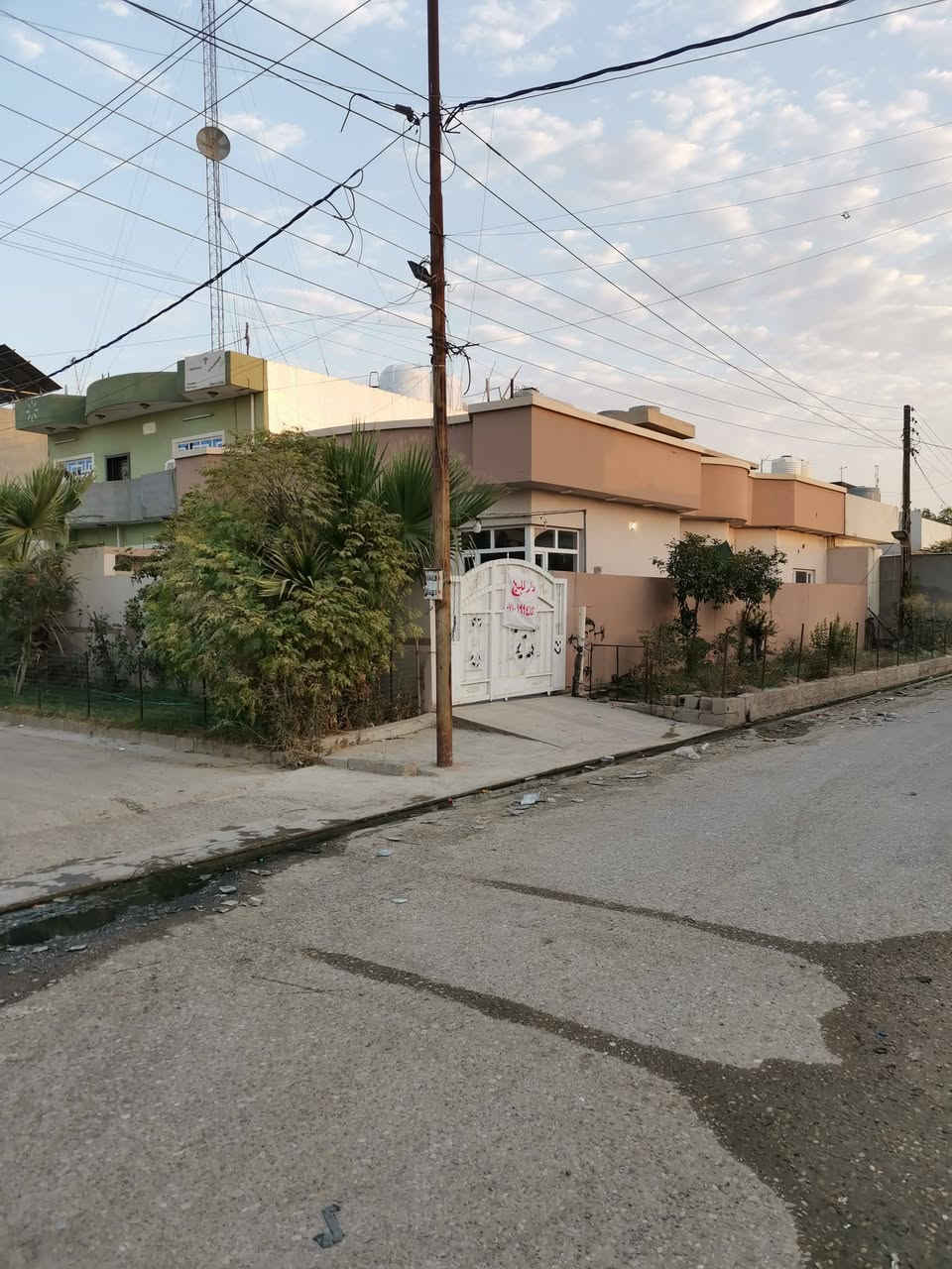 خانو بو فروشتن كةركوك كةرةكى پەنجاعلی
مەساحەی 220 م ركن
خانۆکە زۆر پاک وخاوێنە کامل کاشیە. 
شوين پشت دایرەی کارەباکە بەرامبەر مزگەوتی حاجی علی زەنگەنە.
سعر ٦٣ ملیون و مجال
***********
