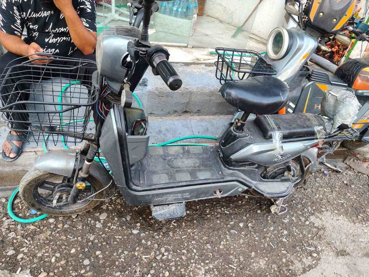 باسكيل شحن للبيع نوعيه زينه اي عطل ما بي كله مصلح فقط يحتاج بطاريات بس خلي بي بطاريات شغال كل شي ما عايزه يلزم 4 بطاريات شاحنته موجوده وسعره كلش مناسب 
*********** واتساب مازنجر متواجد
