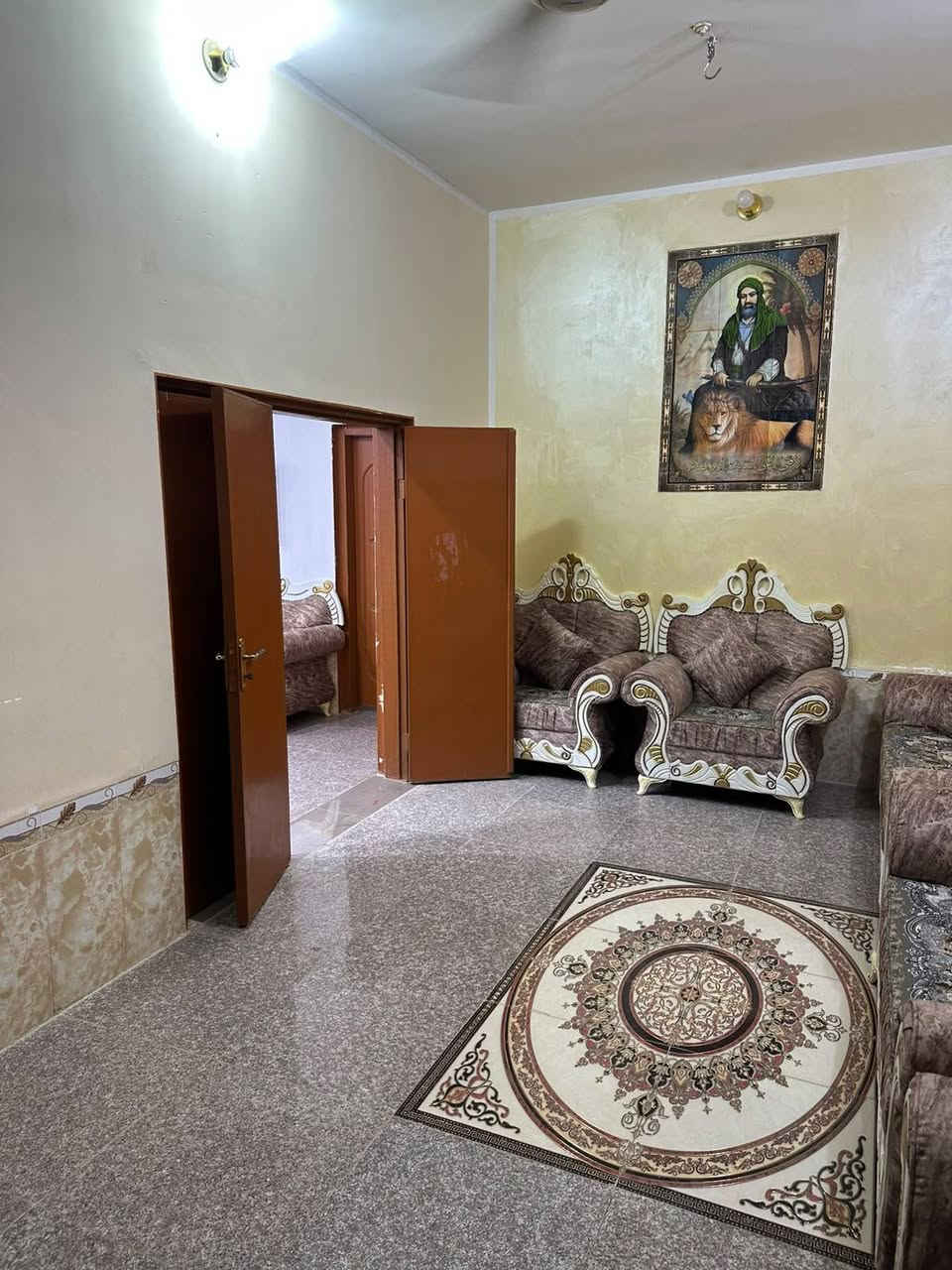 بيت طابوللبيع حي العسكري عله شارع العام سايدين مساحه 100مربع وجه 10نزال 10 شارع 20عله ساحه خدمات كامله تبليط سعر 115بي مجال  واتساب  ***********
