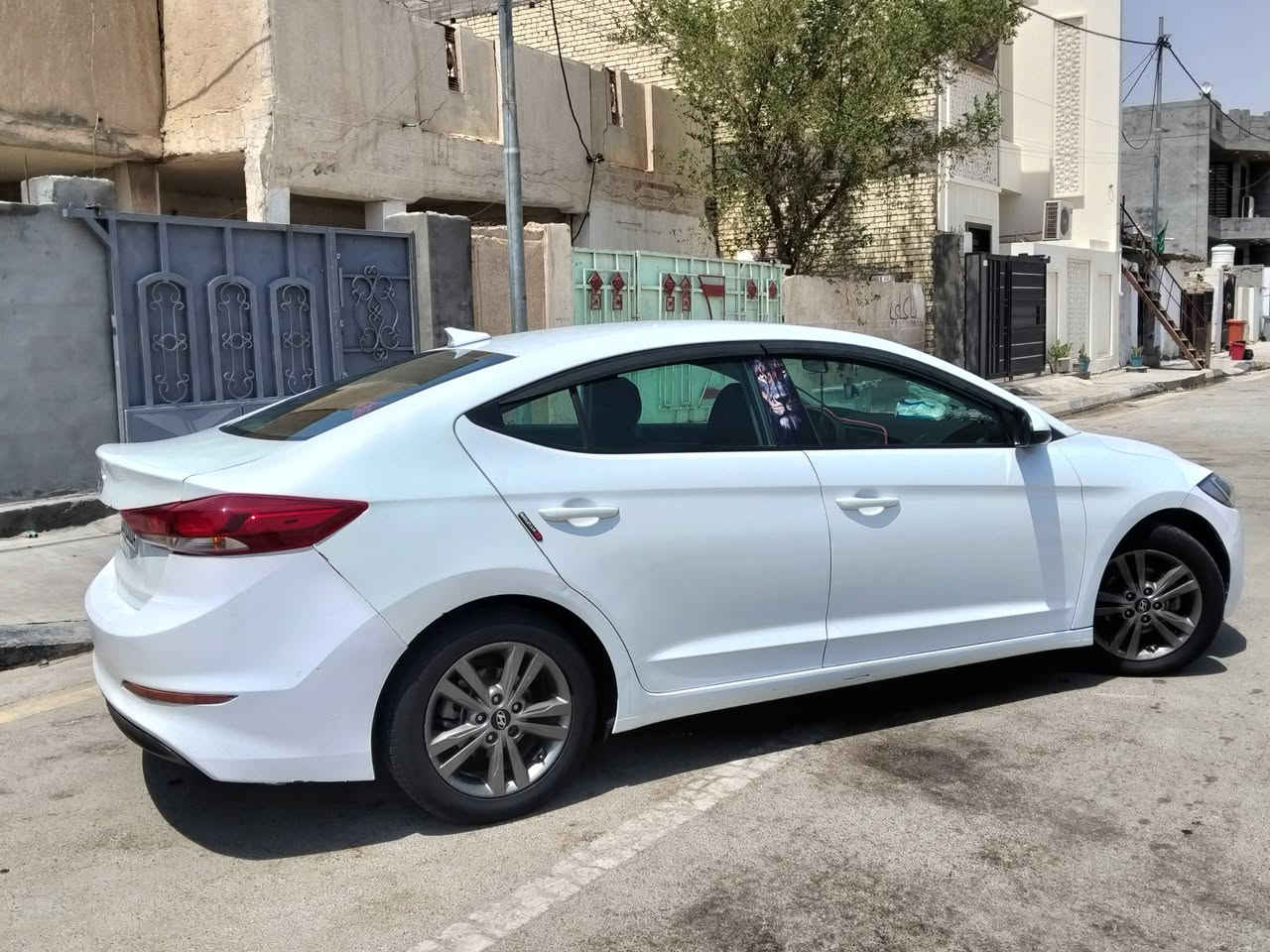 سلام عليكم السياره للبيع موديل 18 سنويه جديده بيها 3قطع سياره خير من الله السعر ع 110 وبيها مجال المكان واسط عزيزيه 
رقم الهاتف ***********
