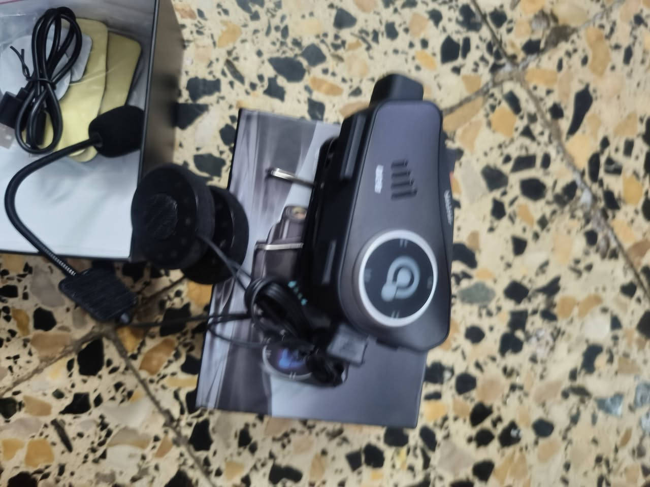 هذا الجهاز هو سماعة خوذة الدراجات النارية المزودة بكاميرا من موديل (Q28 Motor).
أهم فوائدها ومميزاتها:

​تصوير كاميرا (Dash Cam): تصوير فيديو بدقة FHD 1080p بزاوية عريضة لتسجيل الطريق أو استخدامها ككاميرا مراقبة وسلامة أثناء القيادة.

​إجراء المكالمات والاستماع للصوتيات: تتصل بالهاتف عبر البلوتوث (Bluetooth 5.3) لإجراء المكالمات والاستماع إلى الخرائط والموسيقى بصوت واضح.

​عزل الضوضاء: مزودة بتقنية لتقليل ضوضاء الرياح والمحرك لضمان وضوح الصوت أثناء القيادة.

​مقاومة للماء: تصميم مقاوم للماء والأمطار (IPX6).

​بطارية قوية: تحتوي على بطارية بسعة 1500mAh تكفي للتحدث لفترات طويلة وتصوير مستمر لعدة ساعات.

​السعر: ٥٠ ألف شامل التوصيل لجميع محافظات العراق 
***********
