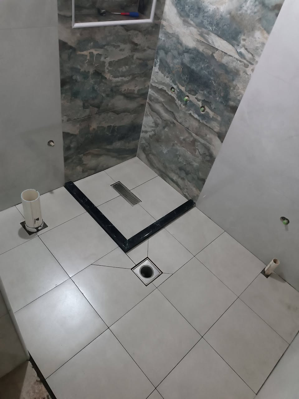 شغل سيراميك ارضيات جدران متفرغ حالين بالموصل شغل على مستوه 0771981136واتساب أو تصال ***********
