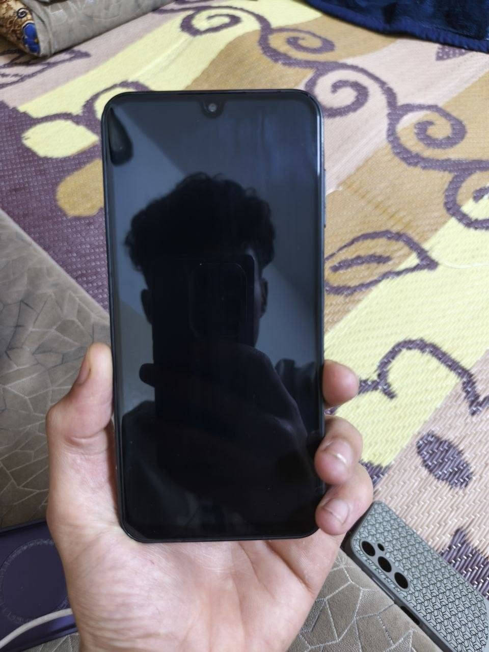 لل بيع سامسونك ما مبدل بس الجامه الي فوك الشاشه مكاني الموصل السعر 190 مو شراي لا اطب وتكسر بسعر الجهاز***********
