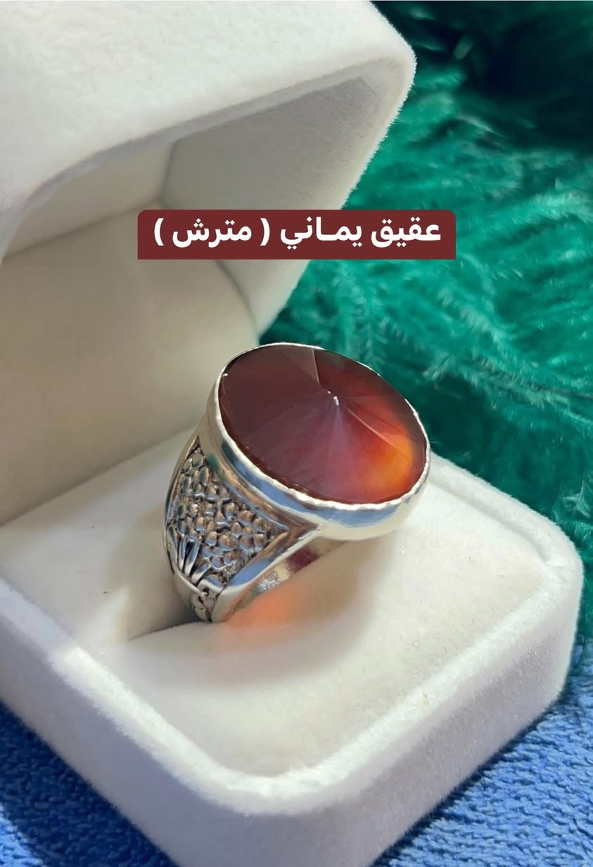 مجمـوعه من حجـر العقيق اليماني المميز والنـادر 
للاستفسار ***********
كروب العقيق اليماني

نص مكتوب في الصور:
- دلوعه عقيق اخضر
- عقيق سمائي
- عقيق يماني ( مترش )
- عقيق يماني ( شفه )
- عقيق يماني (گصبه )
