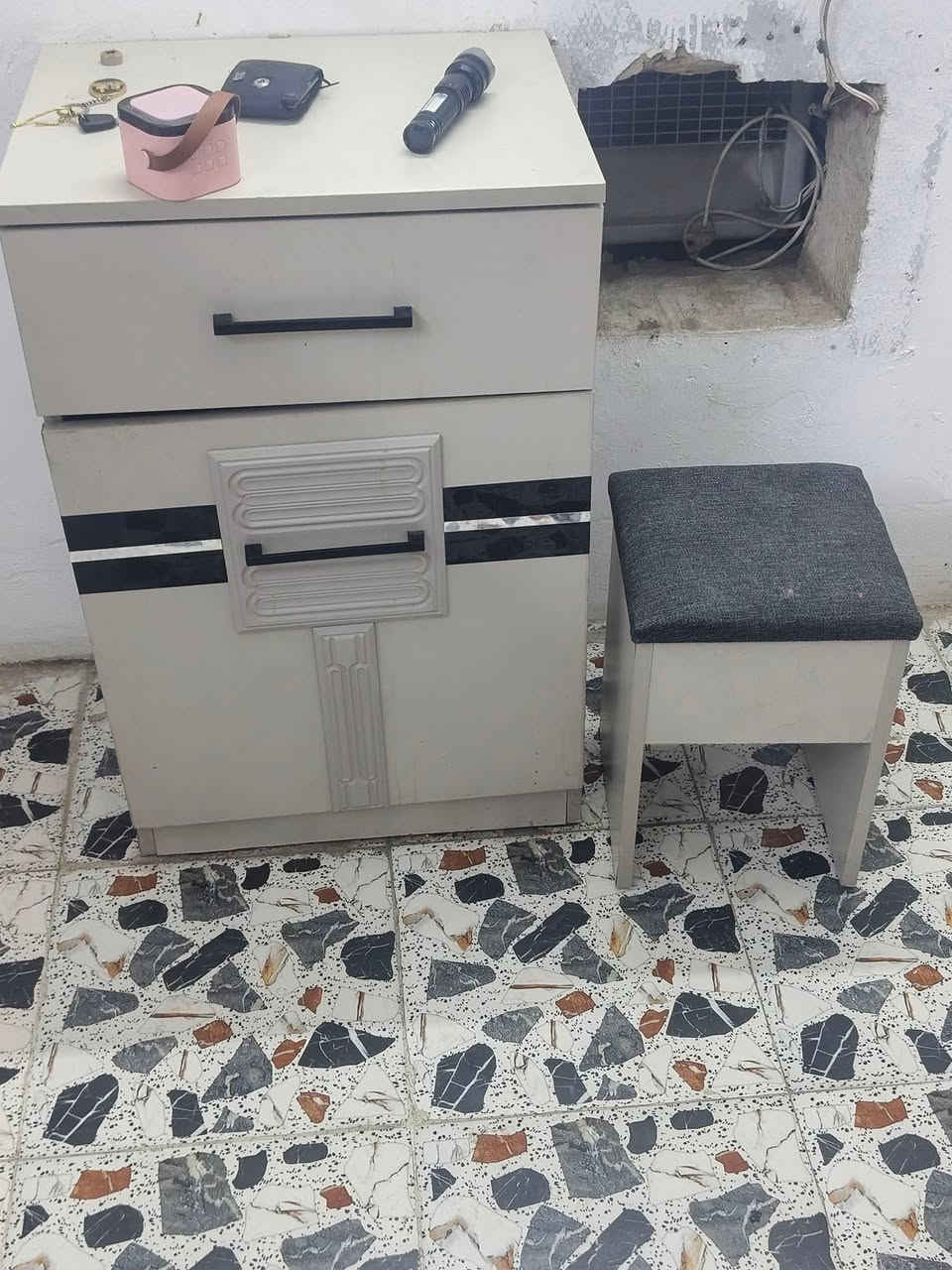 سلام عليكم غرفه تركيا ثقيل الله شاهد ماخذه مليون و300 تتكون من ١٠قطع مخزن جربايه للبيع من عده دوشك سعر 650    ***********
