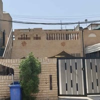 يوجد منزل للإيجار المساحة 200 متر طابق أرضي يحتوي المنزل على كراج يتسع...