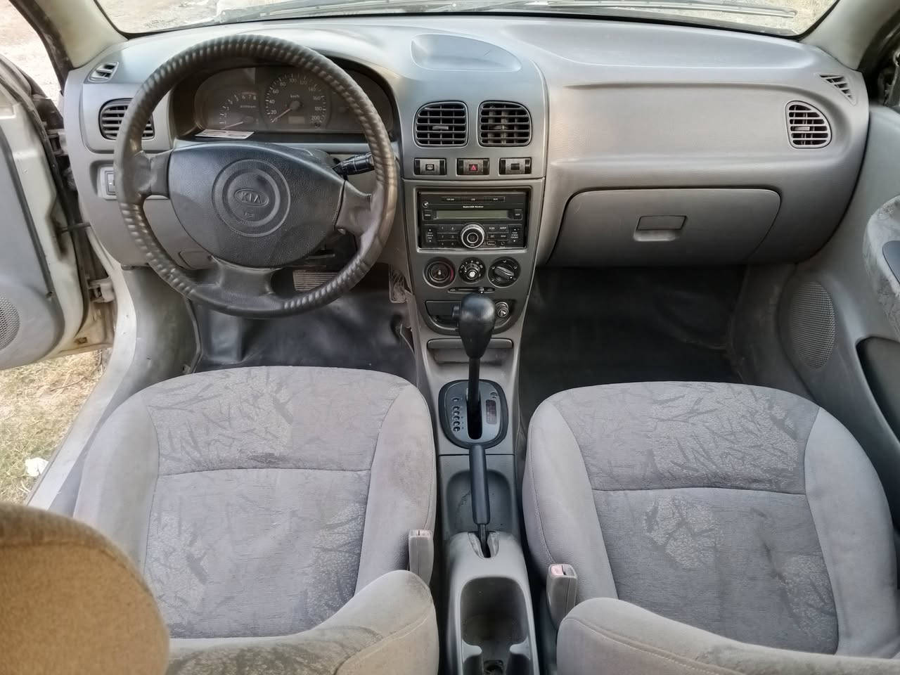 السلام عليكم كيا ريو موديل2000 كير اوتماتيك مكينة1400 دواخل نظيفة والخارج مثل ماتشوف مكينة نظيفة والكير مبدل قبل شهر تقريبأ المشط تعبان يتصلح او يتبدل ماعرف تجي وتشوف بعينك مكاني بغداد
 السعر33 
هذا رقمي***********
