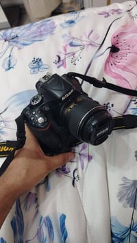 نيكون D5200 • عدسة 18-55 • شاحنتين