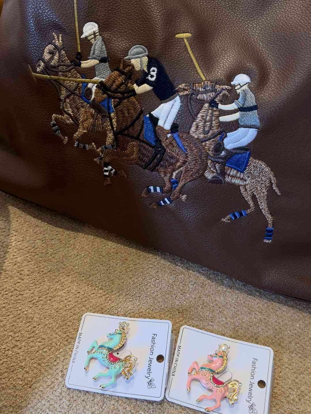 new collection bags and scarves 🍁🍂🎃🥭🐎🎠🏇🐴

توفرت تشكيلة رااااقية وجميييييلة من الحقائب والربطات 🎠🏇🏿🎠😍🤎✨🍁🧡

كوالتي جداااااا جدااااا عااااالي وفخم يليق بزبونات @boutique__nelly 🥰🦋🍂🪄

العدد جدا محدود 

ملاحظة بروش الحصان متوفر ايضا 🎠🎠

للأستفسار يرجى مراسلة الصفحة دايركت🍁🍂✨🥰🎃

يوجد توصيل 🚚 سريع إلى جميع أنحاء العراق 🇮🇶 

#حجاب #ربطات_نسائيه #bag #explorepage
