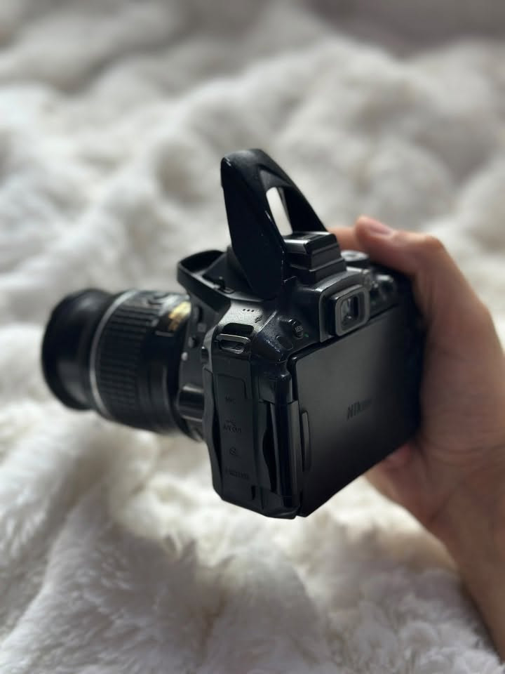 كاميرا Nikon D5300 بحالة ممتازة، مناسبة للمبتدئين والمحترفين للتصوير الفوتوغرافي والفيديو.

* دقة عالية 24 ميگابكسل تعطي صور واضحة جداً
* تصوير فيديو Full HD 1080p بجودة احترافية
* شاشة متحركة (قابلة للدوران) تسهّل التصوير من كل الزوايا
* تركيز تلقائي قوي 39 نقطة فوكس
* تصوير مستمر سريع
* تدعم Wi-Fi لنقل الصور مباشرة للموبايل
* بطارية تدوم لفترة جيدة

العدسة 18-55 mm

مهم جداً
(((
نقص فقط القطعة المؤشر عليها بالصورة ، ما تأثر بالتصوير نهائياً والكيبل ايضا تستبدله بالنقل عن طريق الوايفاي
يجي وياها بيت رام و رام للتصوير 
جنطة للكاميرا ايضاً
و الشاحنة الخاصة بيها

السعر 250 فقط
ومتوفر توصيل لجميع المحافظات 
))))

الكاميرا خفيفة وسهلة الاستخدام، مناسبة للتصوير اليومي، السفر، وصناعة المحتوى

صورة الساعة الاخيرة مصورة بالكاميرا نفسها لضمان جودة التصوير  

للشراء تواصل واتس 
***********

