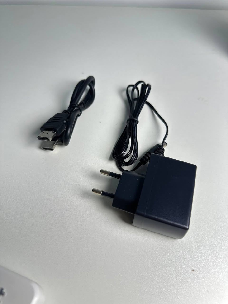 📺🔥 M23 Smart TV Box — الترفيه كله بجهاز واحد!

حوّل شاشتك إلى تجربة مشاهدة متكاملة مع M23 بحجم صغير وأداء عملي، واتصال Wi-Fi داخلي لسهولة الربط بالإنترنت.

📦 محتويات العلبة:
• جهاز M23
• ريموت أصلي
• كيبل HDMI

🎬 يدعم مجموعة من التطبيقات والمنصات:
شاهد | سينمانا | المنصة | سما | وياك | دراما لايف | ياسين TV

⚽ لعشاق كرة القدم والرياضة
يمكن استخدامه لمتابعة المباريات والمحتوى الرياضي عبر التطبيقات والخدمات المتوفرة على الجهاز.

✨ أبرز المميزات:
✅ دعم تشغيل محتوى بدقة تصل إلى 4K
✅ حجم صغير وتصميم عملي
✅ Wi-Fi داخلي للاتصال بالراوتر
✅ ريموت سهل وسريع الاستخدام
✅ توصيل مباشر بالتلفزيون عبر HDMI
✅ مناسب للأفلام، المسلسلات، التطبيقات والمحتوى الرياضي

📡 توصله بالراوتر وتبدأ المشاهدة.

🔥 M23 — جهاز صغير، وإمكانيات ترفيهية كبيرة.

