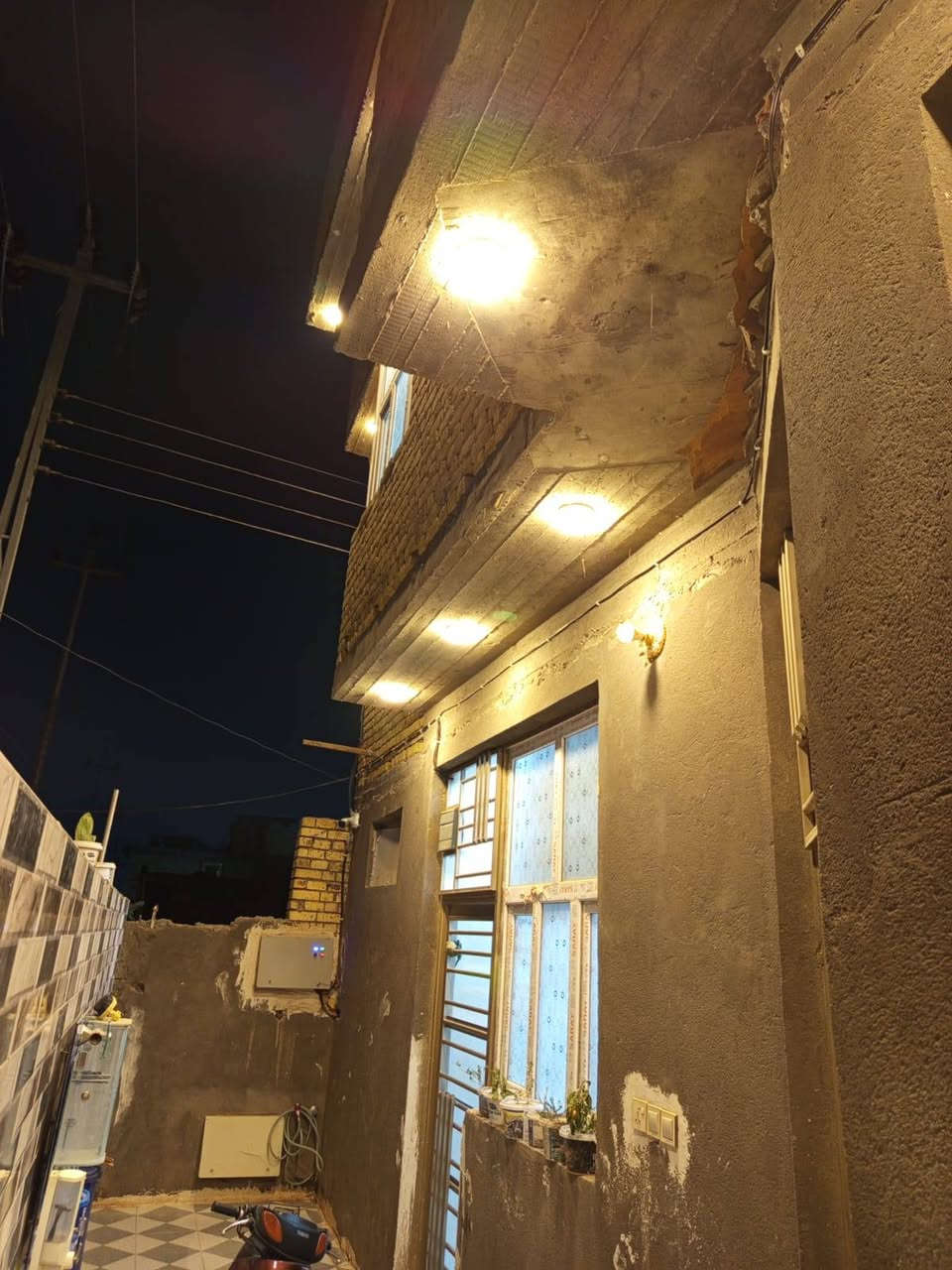 معروض لدينا للبيع

دار سكني 100 م مربعه
10*10 ركن وجهين
طابقين على شارع 30 متر
 الطابق الاول يتكون من استقبال وطارمه وصحيات داخليه وخارجيه وغرفه وصاله 
ومطبخ

 الطابق الثاني يحتوي على غرفتين وصاله كبيره وصحيات داخليه 
بناء 2026 كافة الخدمات متوفره.
السعر المطلوب 160 مع المجال

للتواصل *********** او زيارة المكتب في الصالحية 
لمتابعة بقية العروض ⬇️

https://www.facebook.com/share/g/1H7SN175SY/
